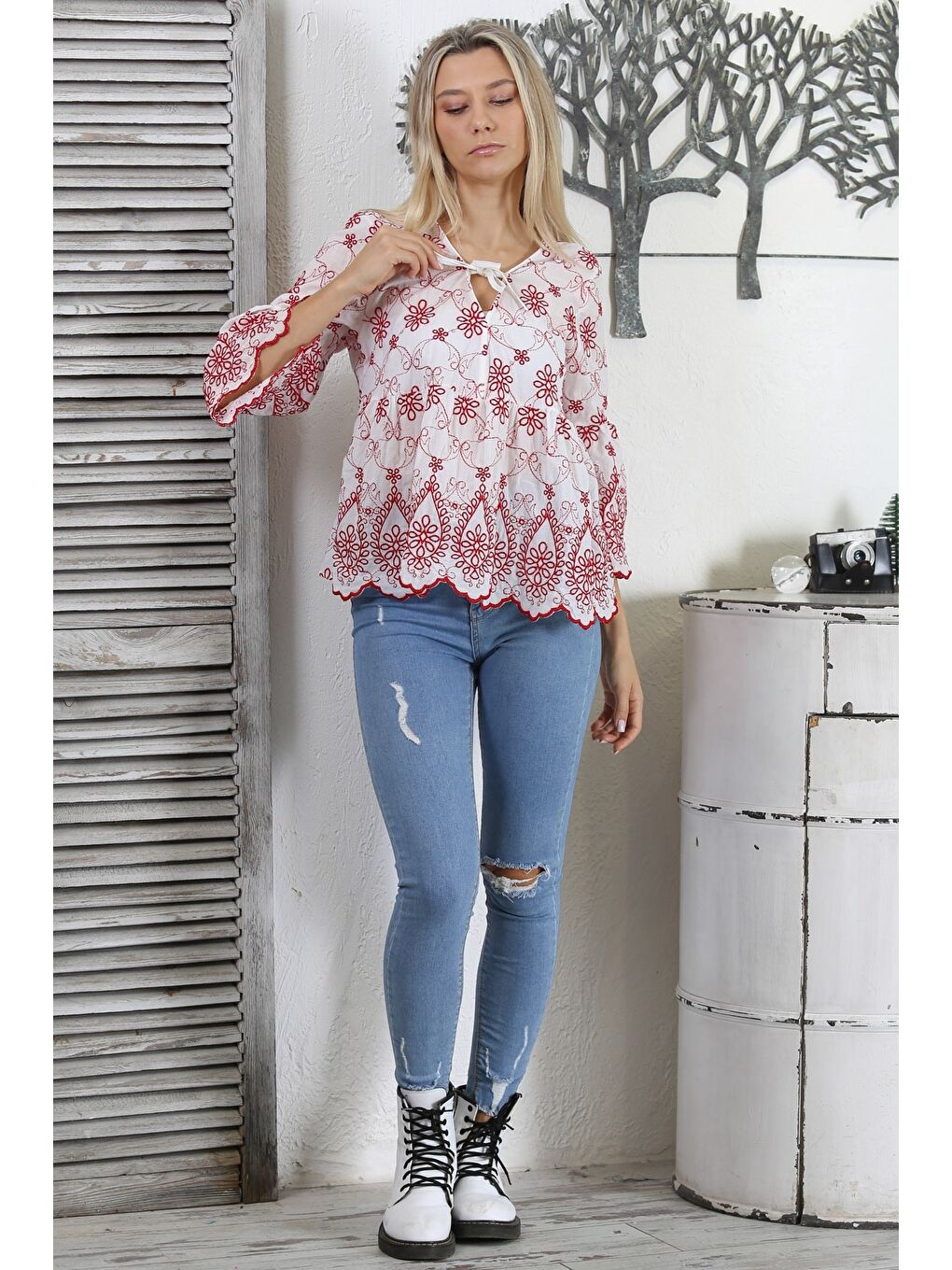 Beyaz V Yaka 3/4 Kol Bağlamalı Allover Nakışlı Dokuma Regular Fit Bluz-3