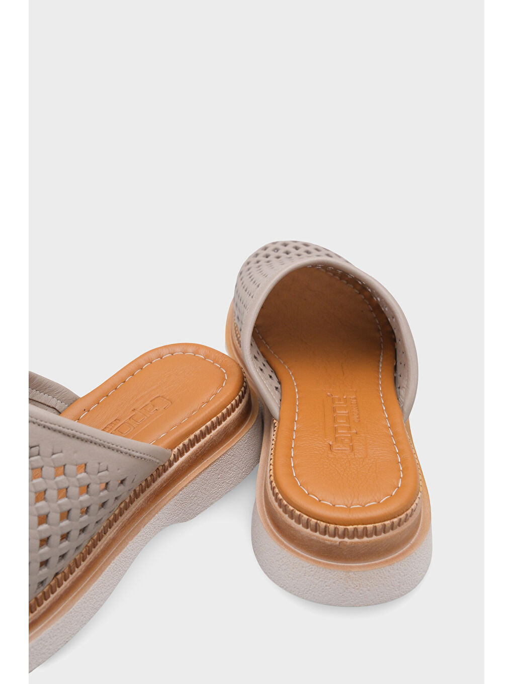 Gri Madelle Hakiki Deri Dolgu Topuk Zımbalı Kadın Sabo-3