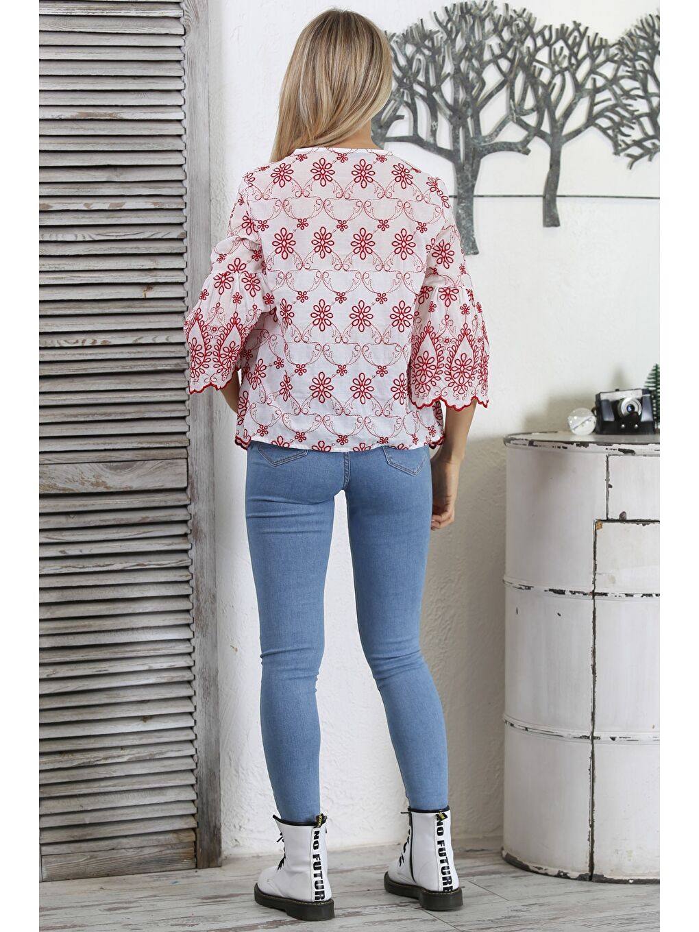 Beyaz V Yaka 3/4 Kol Bağlamalı Allover Nakışlı Dokuma Regular Fit Bluz-6