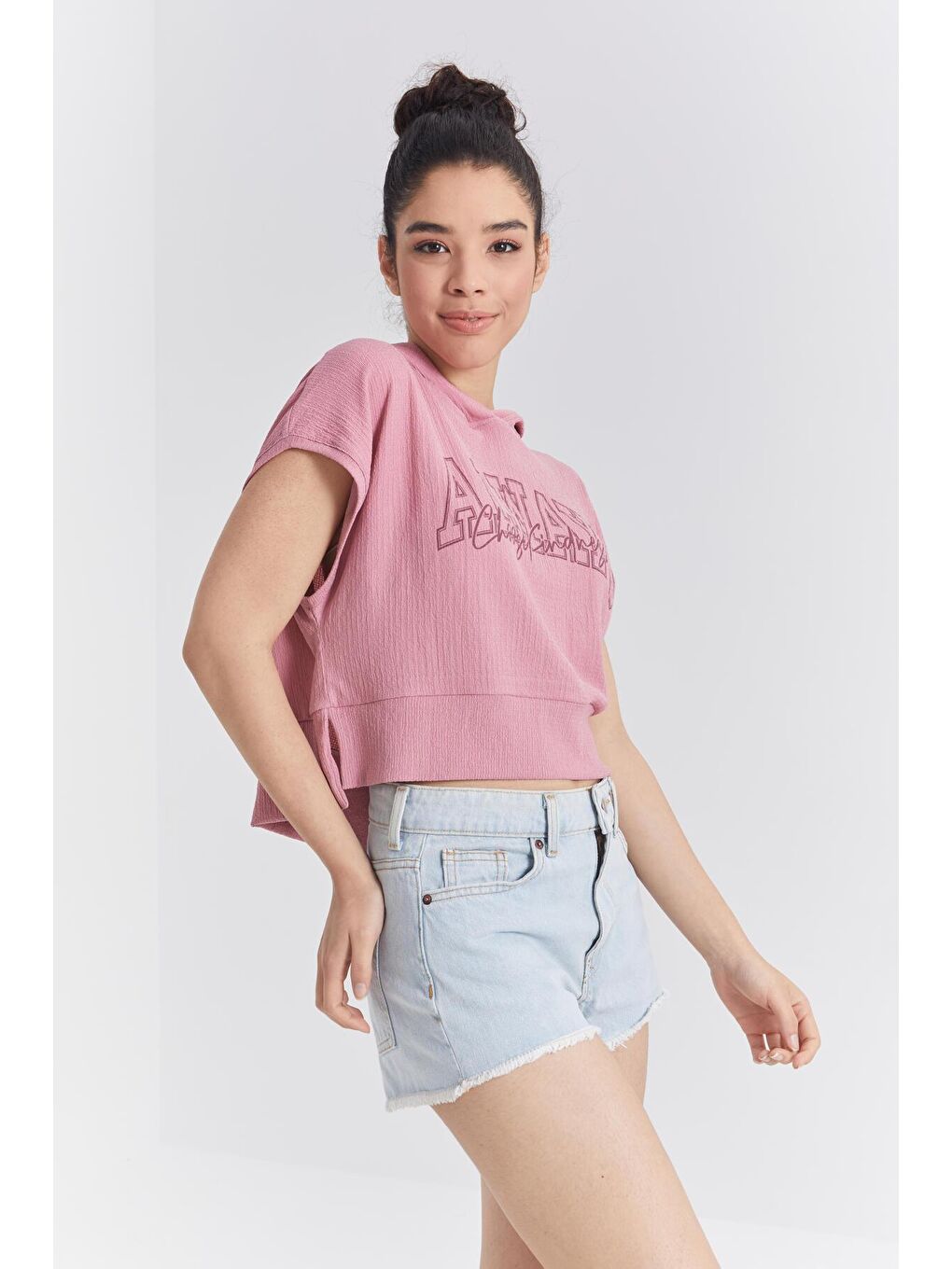 TOMMYLIFE Gülkurusu Gül Kurusu Yazı Baskılı Kapüşonlu Oversize Bürümcük Kumaş Kadın Crop Top T-Shirt  - 97229 - 4