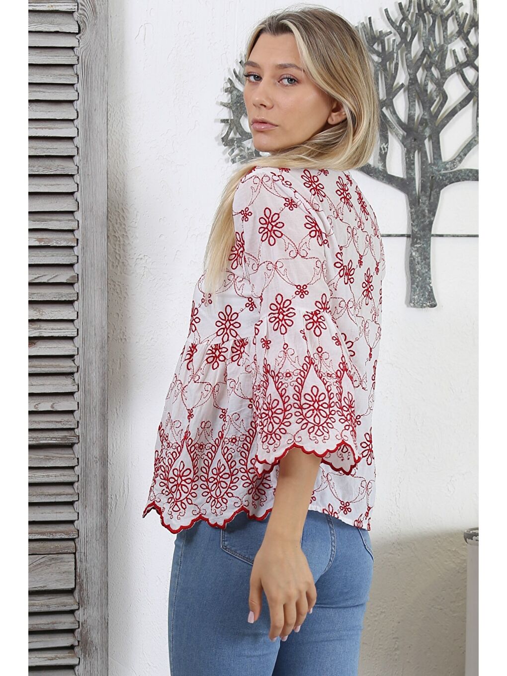 Beyaz V Yaka 3/4 Kol Bağlamalı Allover Nakışlı Dokuma Regular Fit Bluz-7