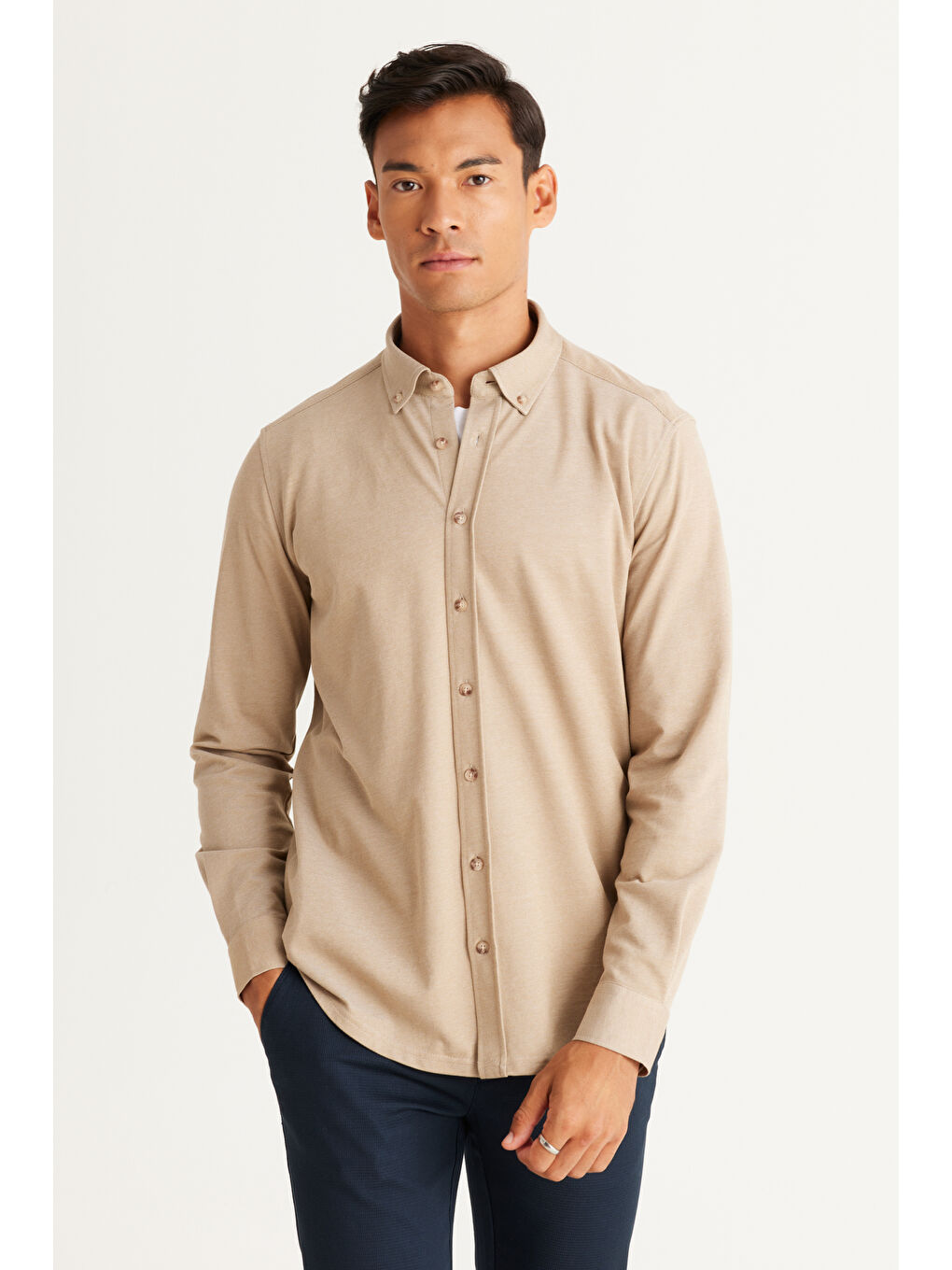 Bej Erkek Vizon Slim Fit Dar Kesim Düğmeli Yaka Pike Desenli Örme Gömlek