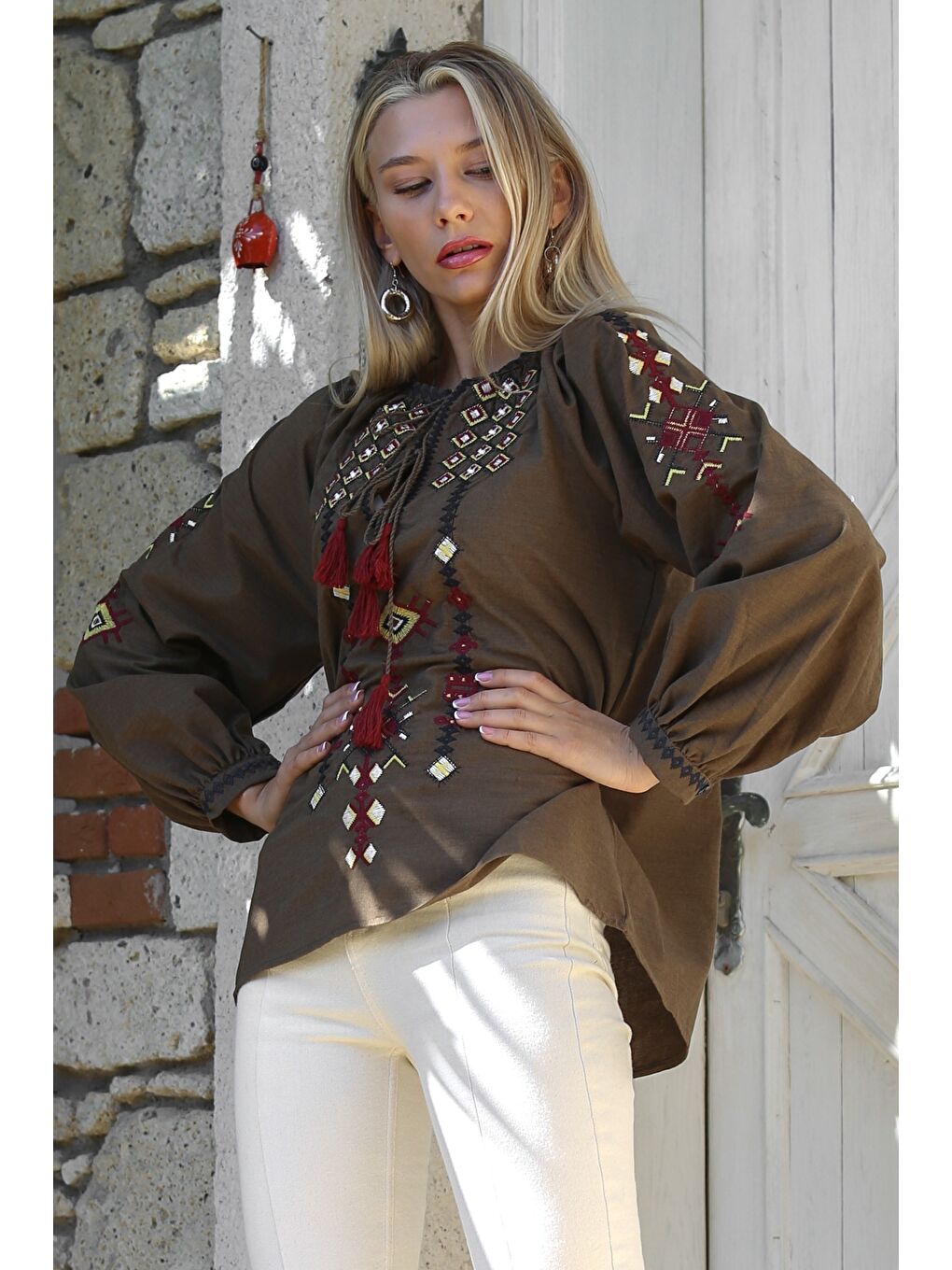 Kahverengi Boyundan Bağlamalı Balon Kol Nakışlı Dokuma Casual Bluz