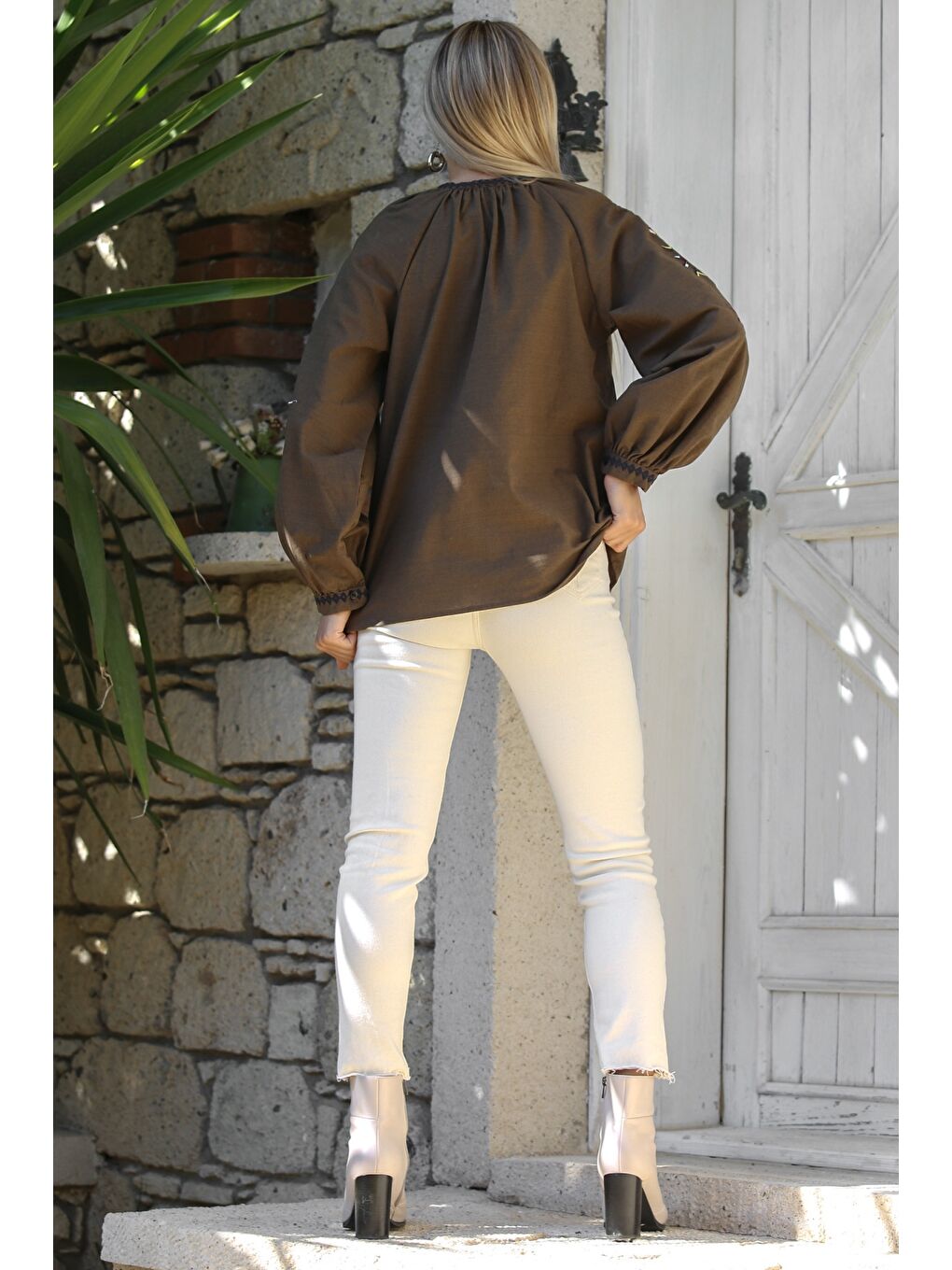 Kahverengi Boyundan Bağlamalı Balon Kol Nakışlı Dokuma Casual Bluz-1