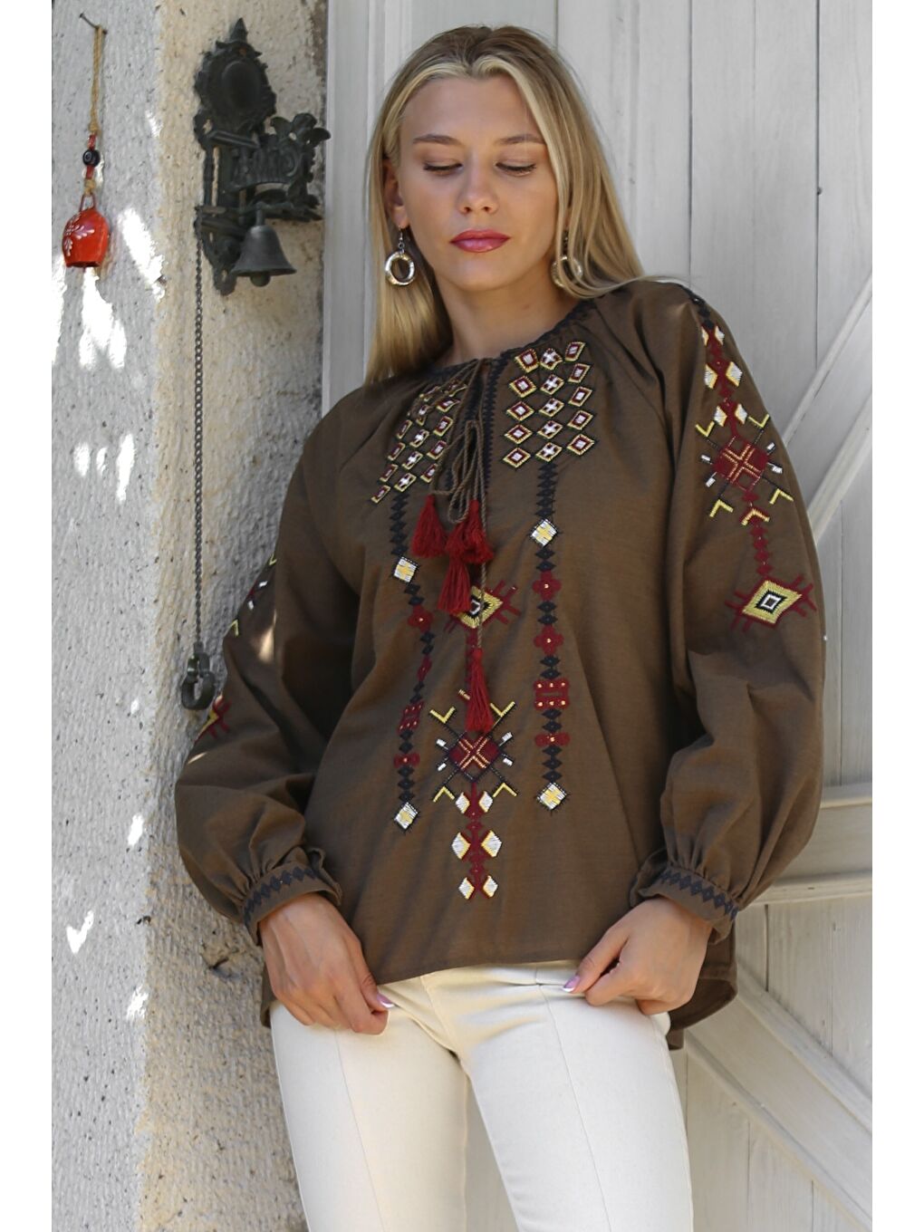 Kahverengi Boyundan Bağlamalı Balon Kol Nakışlı Dokuma Casual Bluz-2