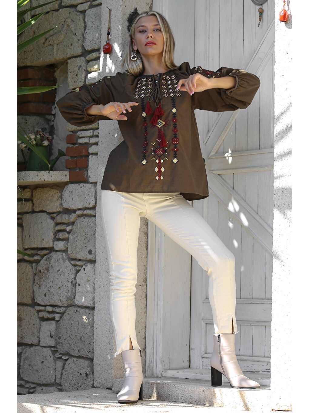 Kahverengi Boyundan Bağlamalı Balon Kol Nakışlı Dokuma Casual Bluz-4