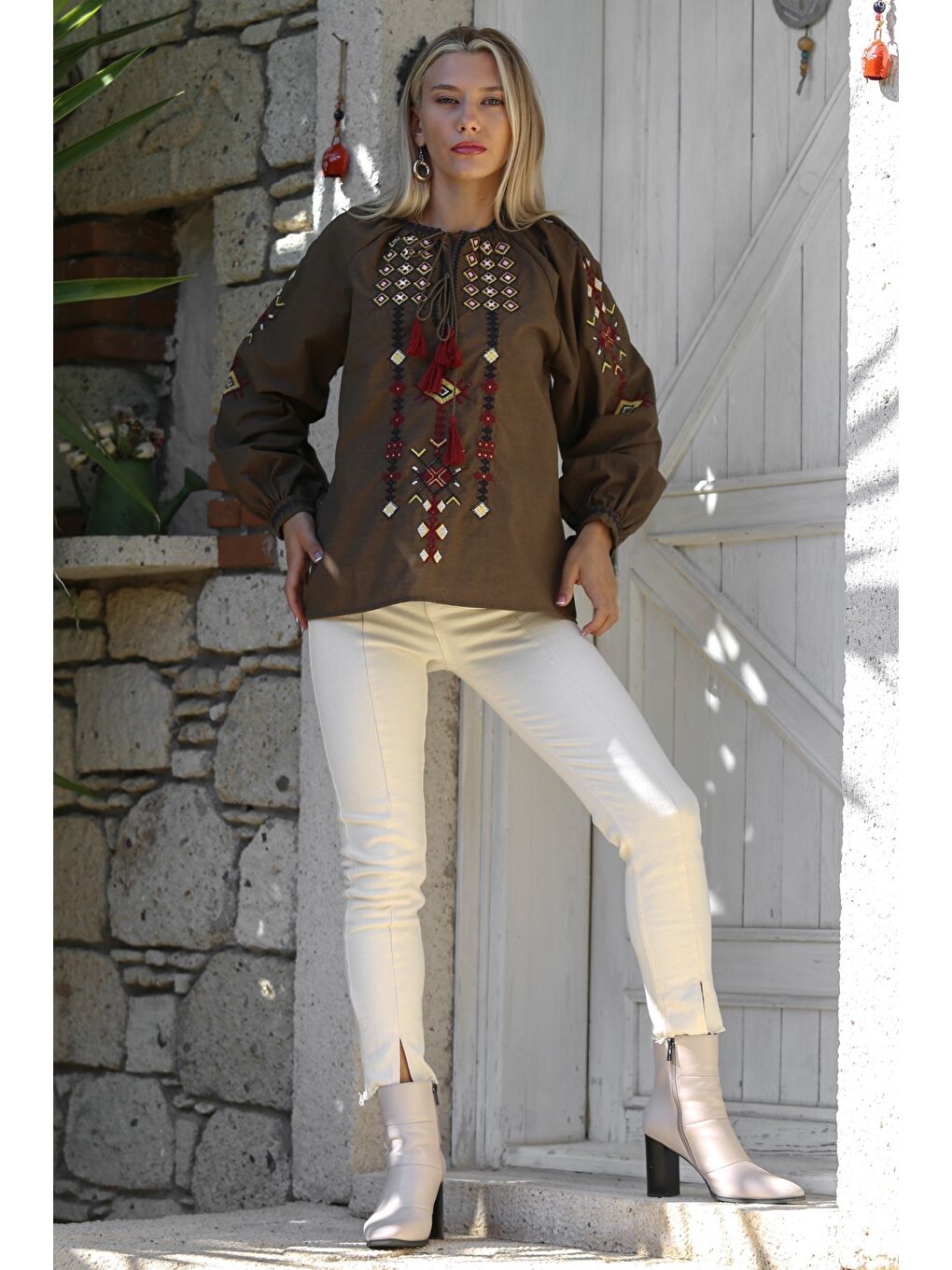 Kahverengi Boyundan Bağlamalı Balon Kol Nakışlı Dokuma Casual Bluz-5