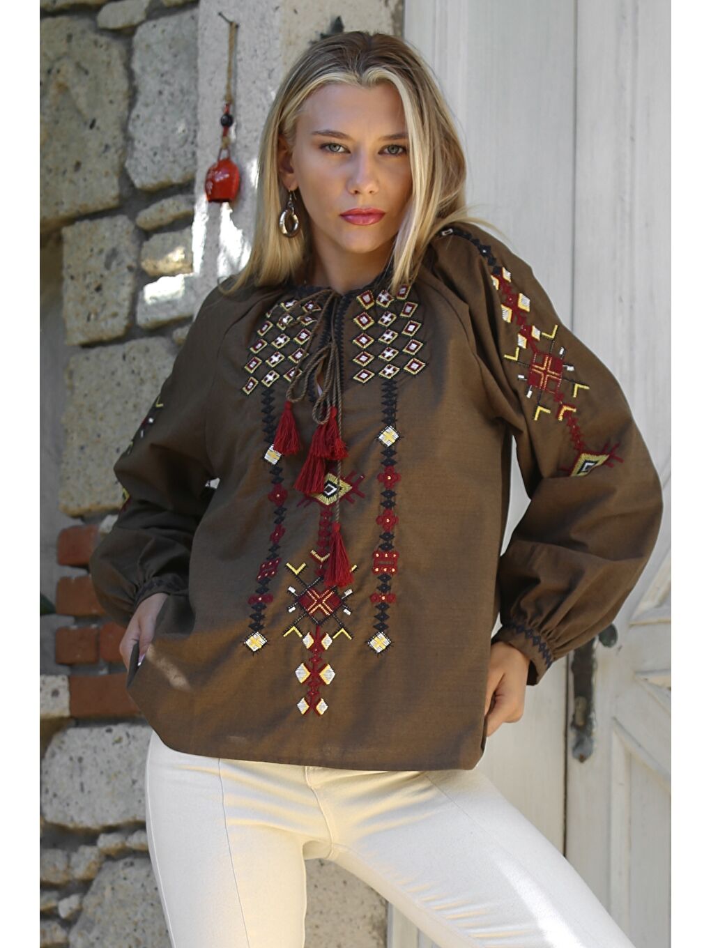 Kahverengi Boyundan Bağlamalı Balon Kol Nakışlı Dokuma Casual Bluz-6