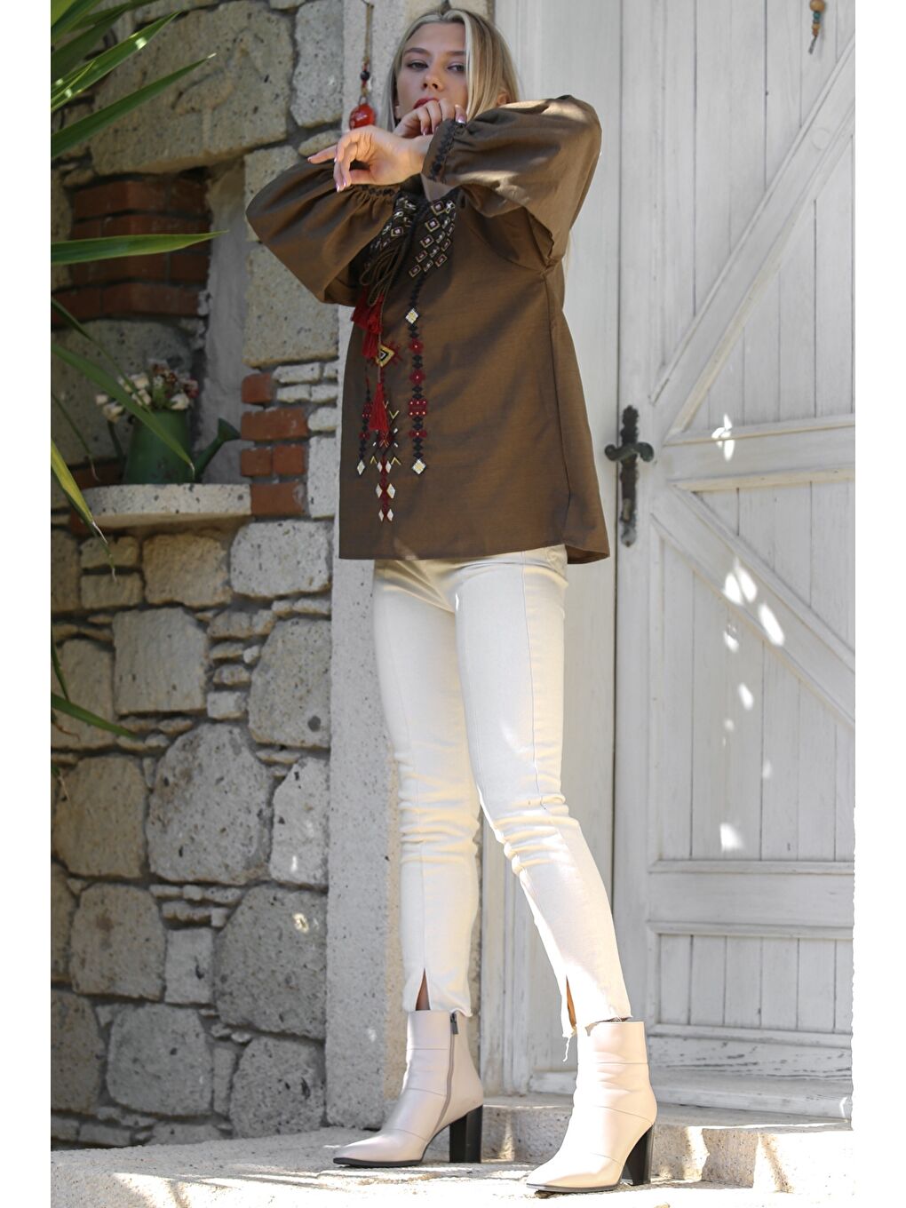 Kahverengi Boyundan Bağlamalı Balon Kol Nakışlı Dokuma Casual Bluz-7