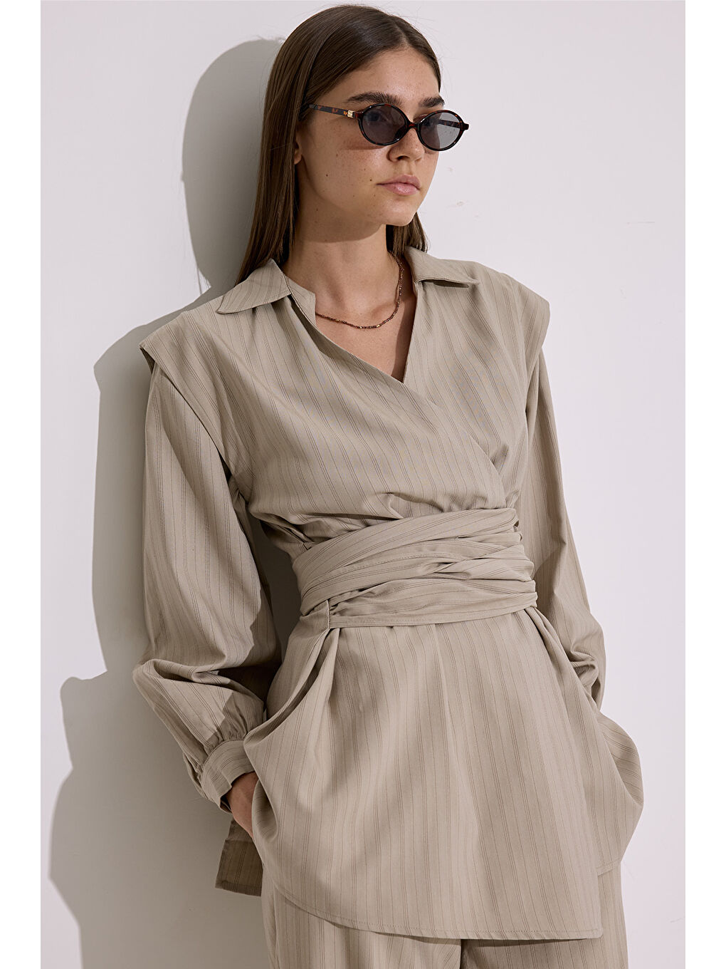 Bağlama Detaylı Kruvaze Gömlek Bej-2