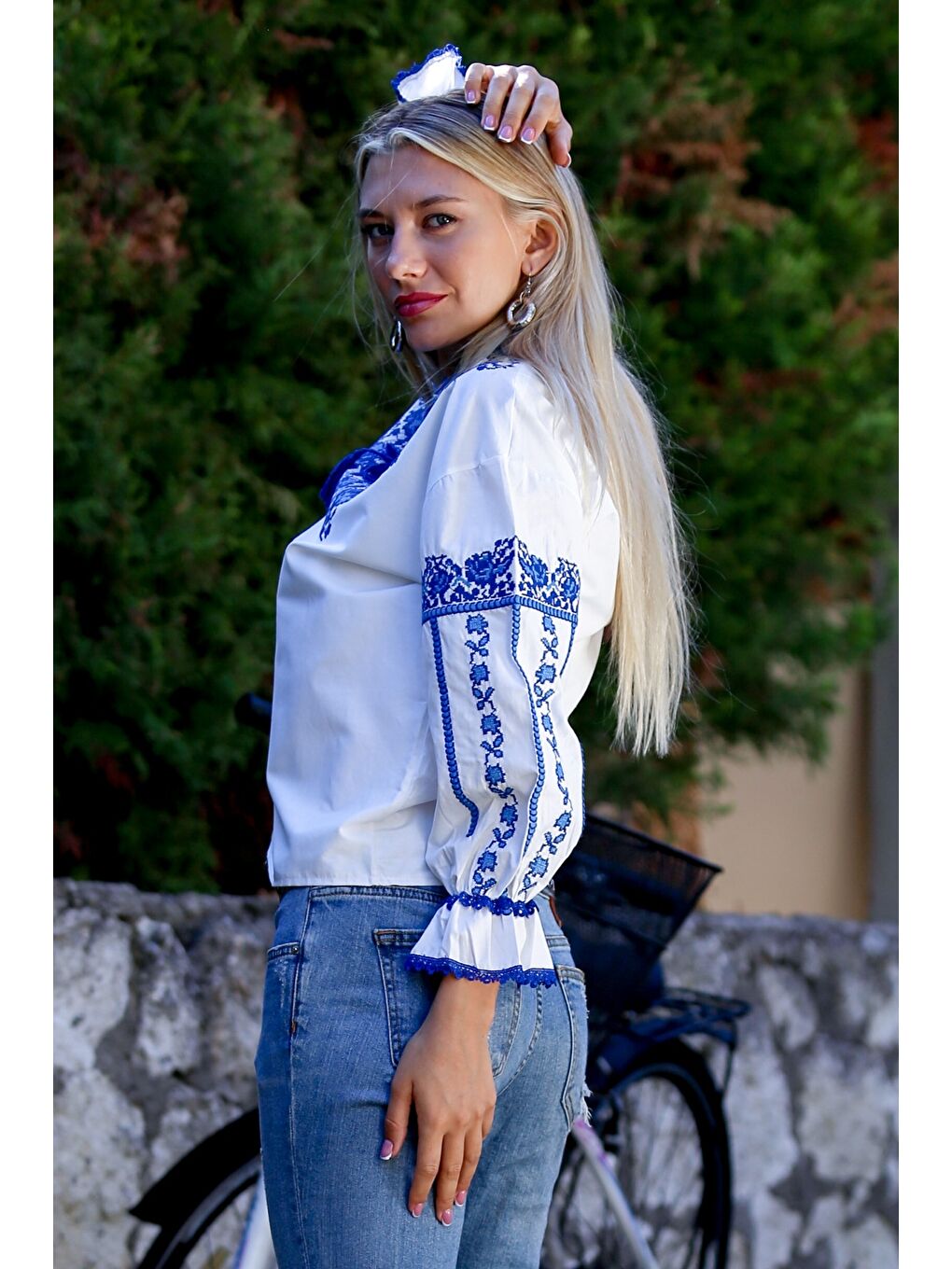 Beyaz Boyundan Bağlamalı Balon Kol Fırfırlı Nakışlı Dokuma Casual Bluz-2