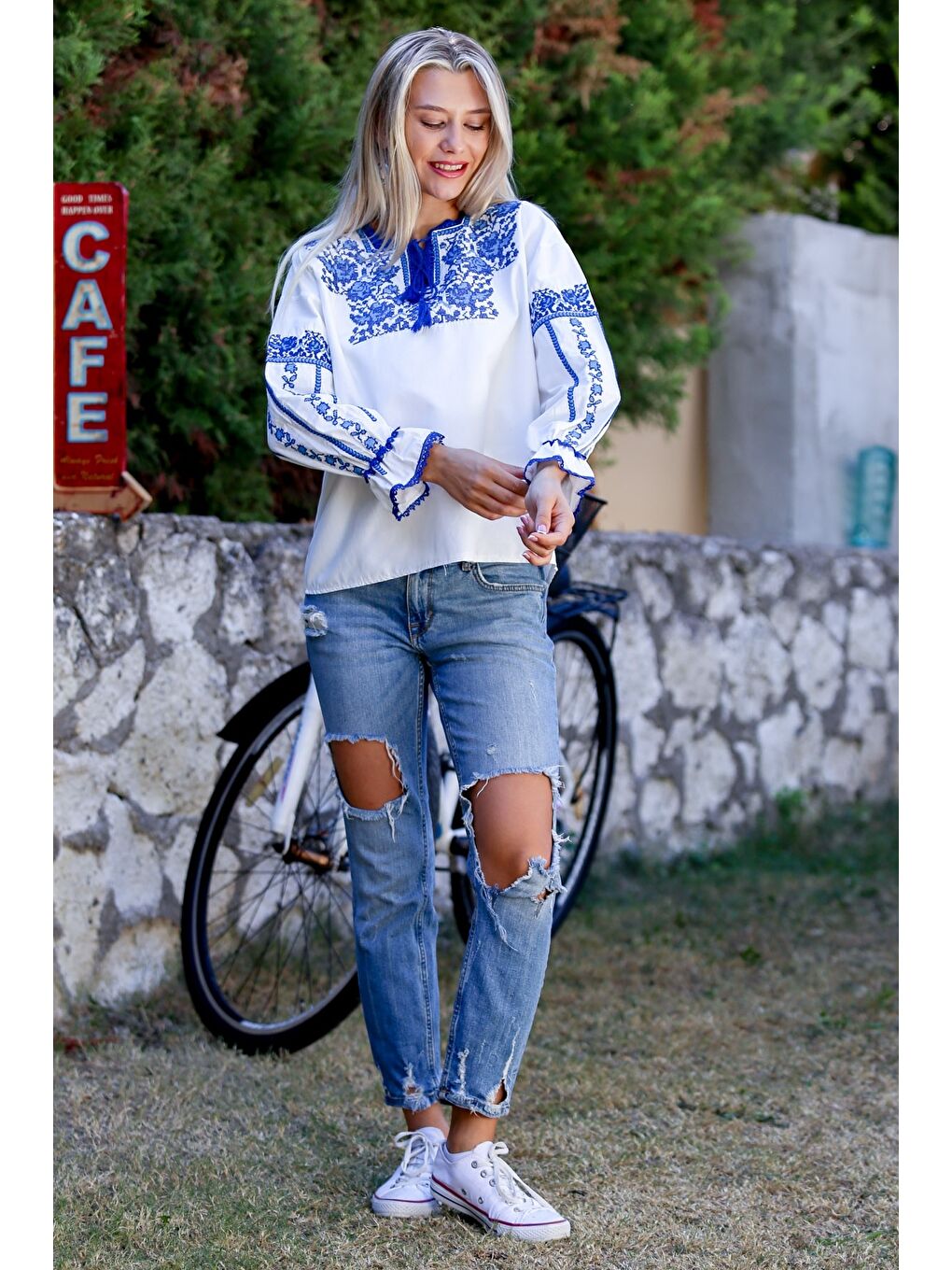 Beyaz Boyundan Bağlamalı Balon Kol Fırfırlı Nakışlı Dokuma Casual Bluz-3