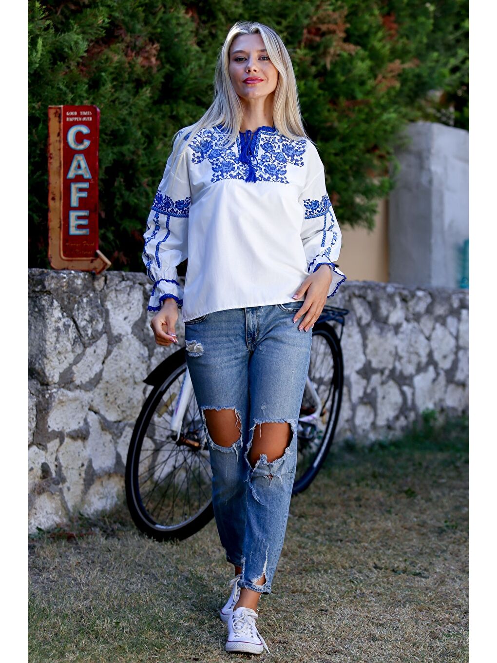 Beyaz Boyundan Bağlamalı Balon Kol Fırfırlı Nakışlı Dokuma Casual Bluz-4