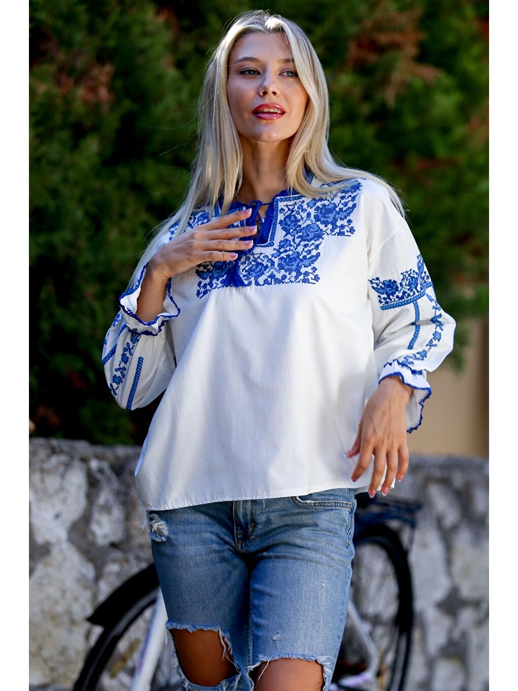 Beyaz Boyundan Bağlamalı Balon Kol Fırfırlı Nakışlı Dokuma Casual Bluz-5