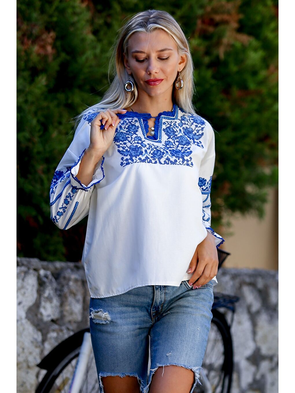 Beyaz Boyundan Bağlamalı Balon Kol Fırfırlı Nakışlı Dokuma Casual Bluz-6