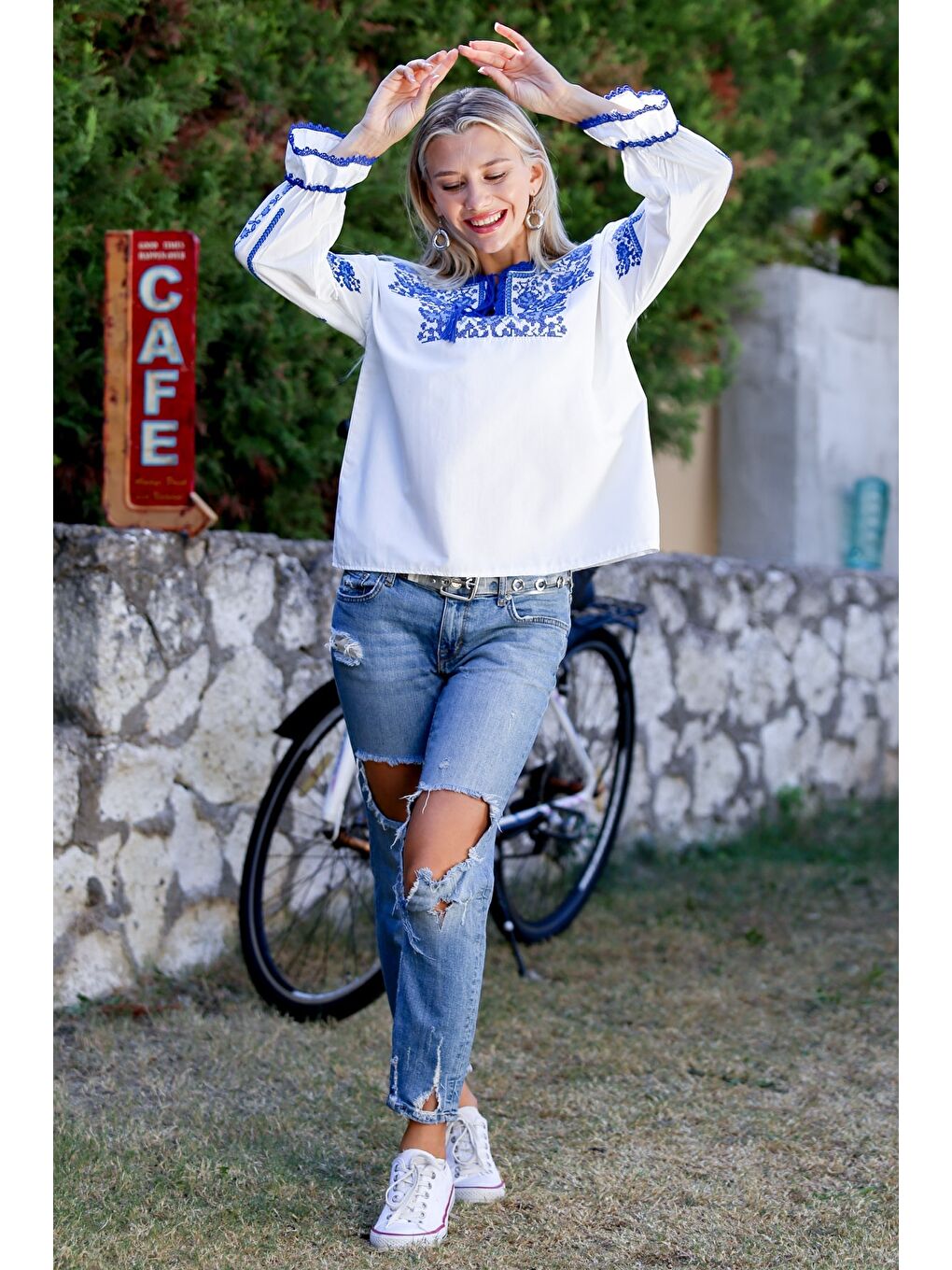 Beyaz Boyundan Bağlamalı Balon Kol Fırfırlı Nakışlı Dokuma Casual Bluz-7