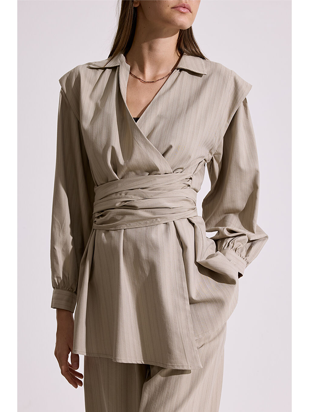 Bağlama Detaylı Kruvaze Gömlek Bej-5