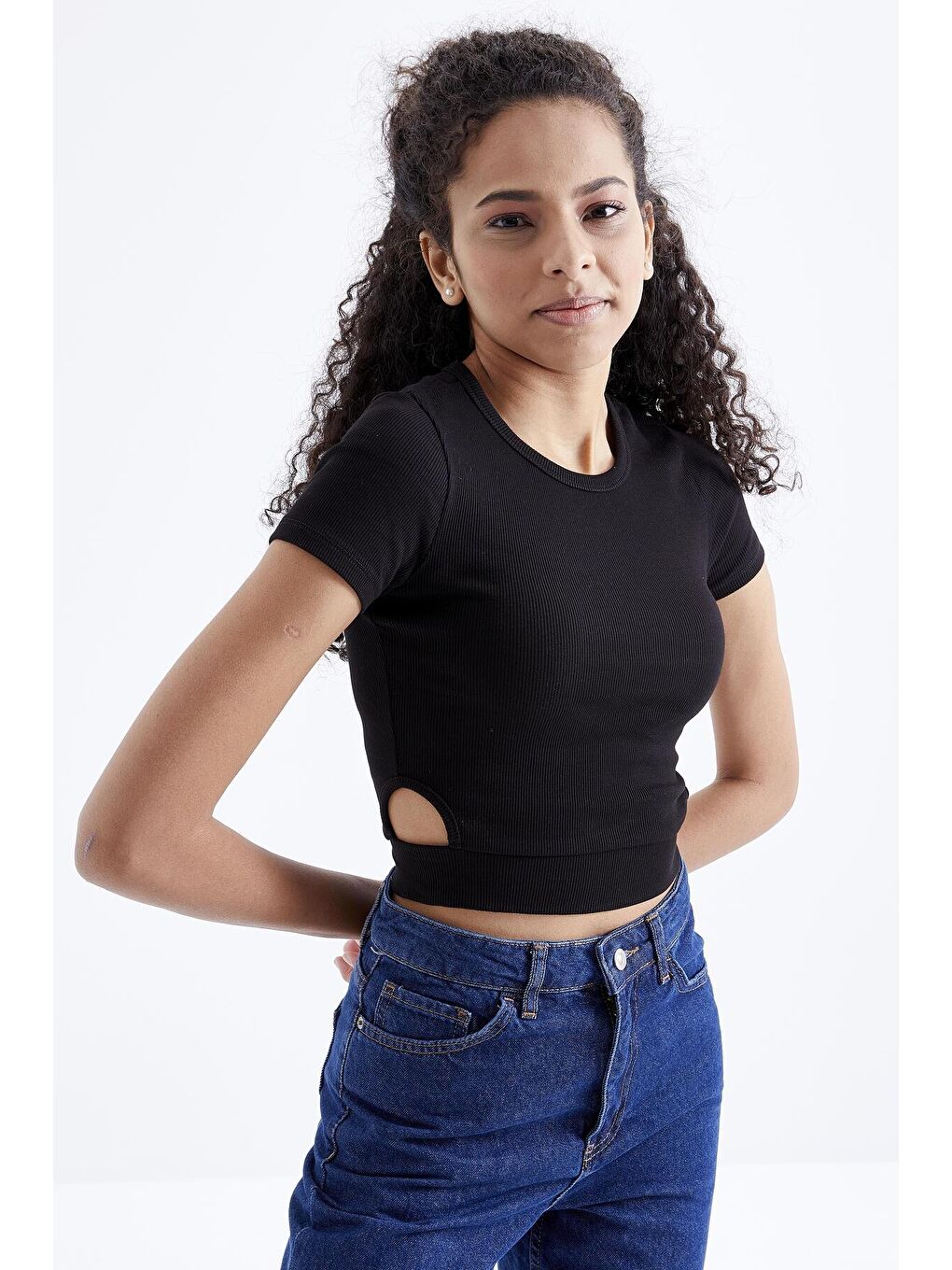 TOMMYLIFE Siyah Basic Yanı Pencereli O Yaka Kadın Crop Top T-Shirt - 97207