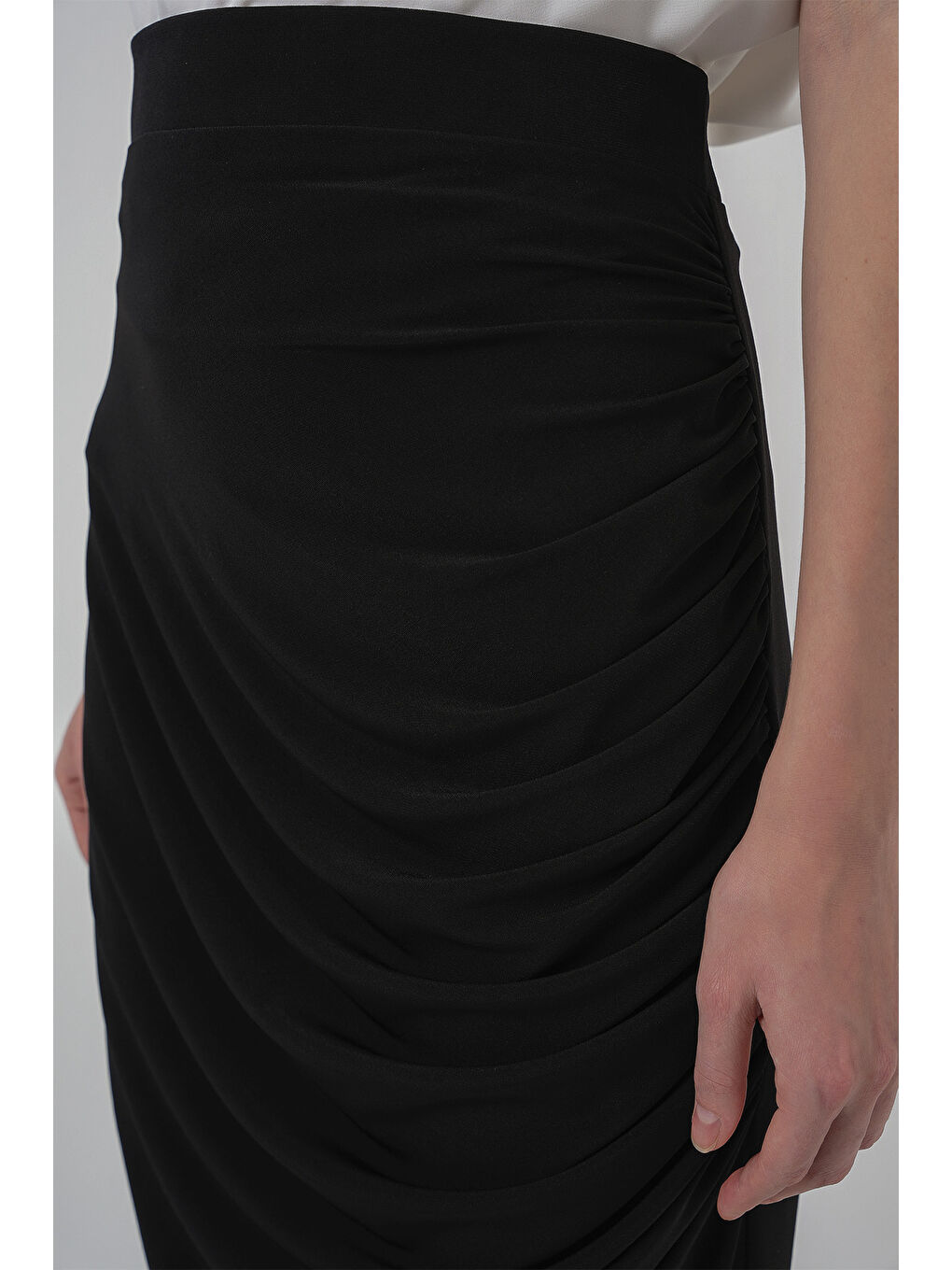 8035 Büzgülü Midi Etek - Siyah-4
