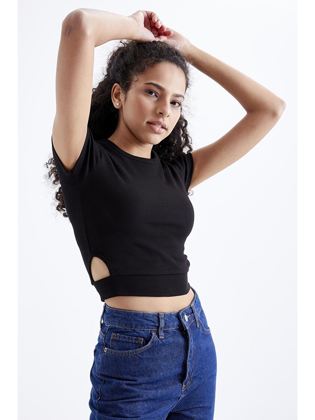 TOMMYLIFE Siyah Basic Yanı Pencereli O Yaka Kadın Crop Top T-Shirt - 97207 - 2