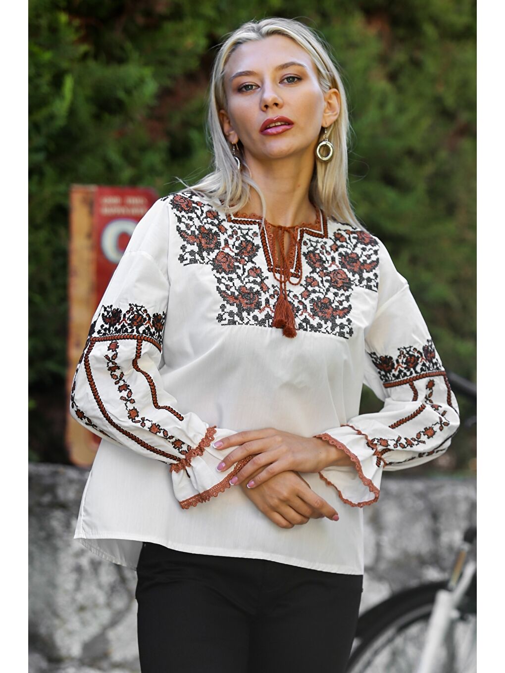 Bej Boyundan Bağlamalı Balon Kol Yaka Ve Kol Ucu Nakışlı Dokuma Casual Bluz