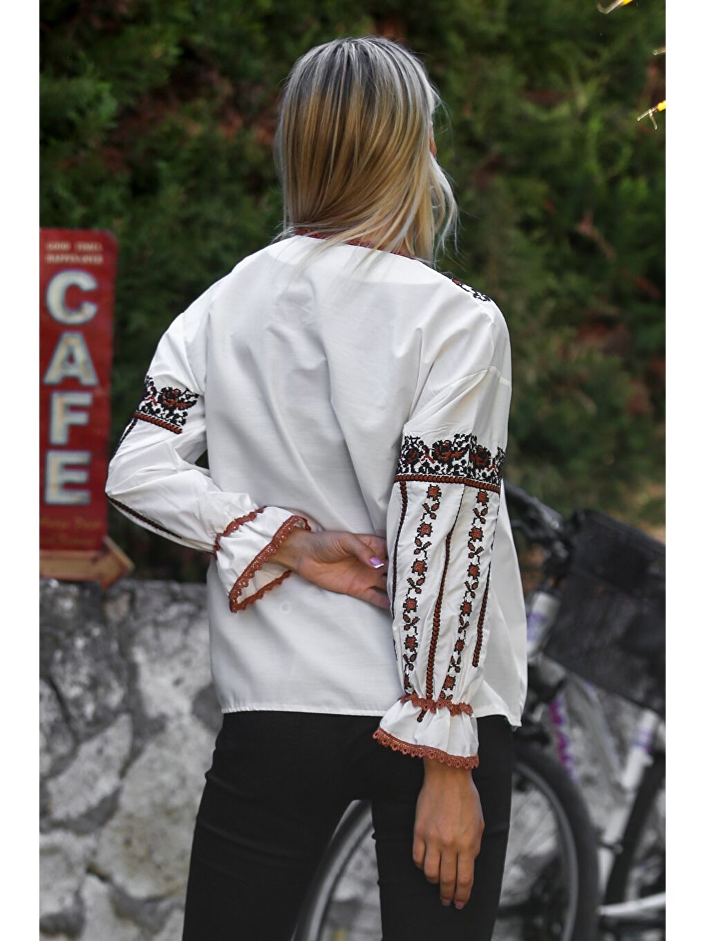 Bej Boyundan Bağlamalı Balon Kol Yaka Ve Kol Ucu Nakışlı Dokuma Casual Bluz-1