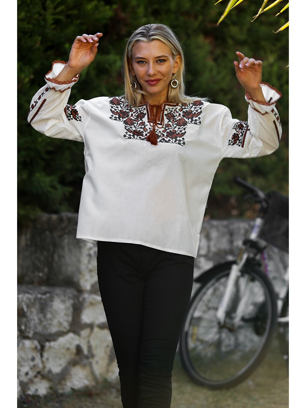 Bej Boyundan Bağlamalı Balon Kol Yaka Ve Kol Ucu Nakışlı Dokuma Casual Bluz-2