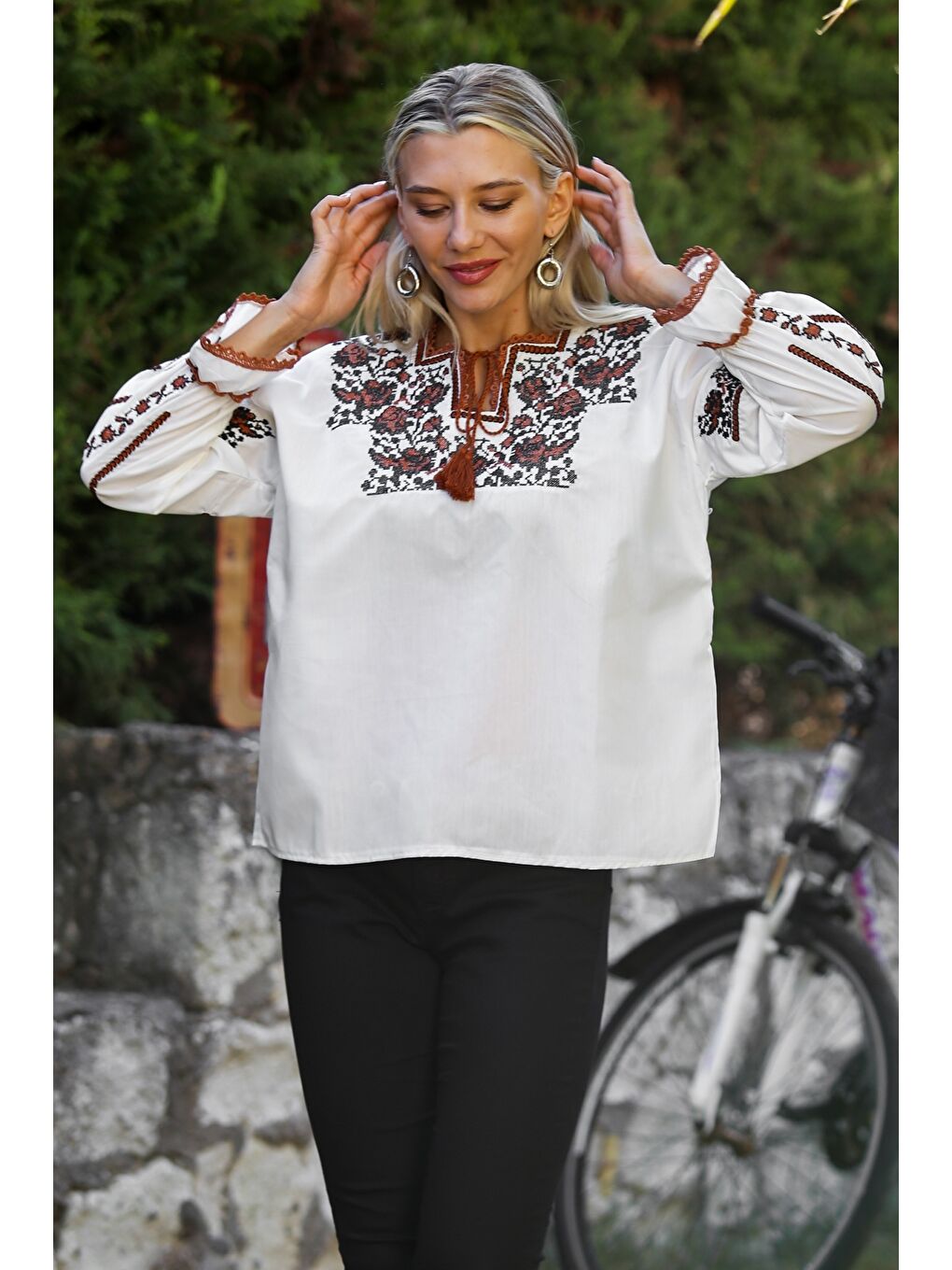 Bej Boyundan Bağlamalı Balon Kol Yaka Ve Kol Ucu Nakışlı Dokuma Casual Bluz-3