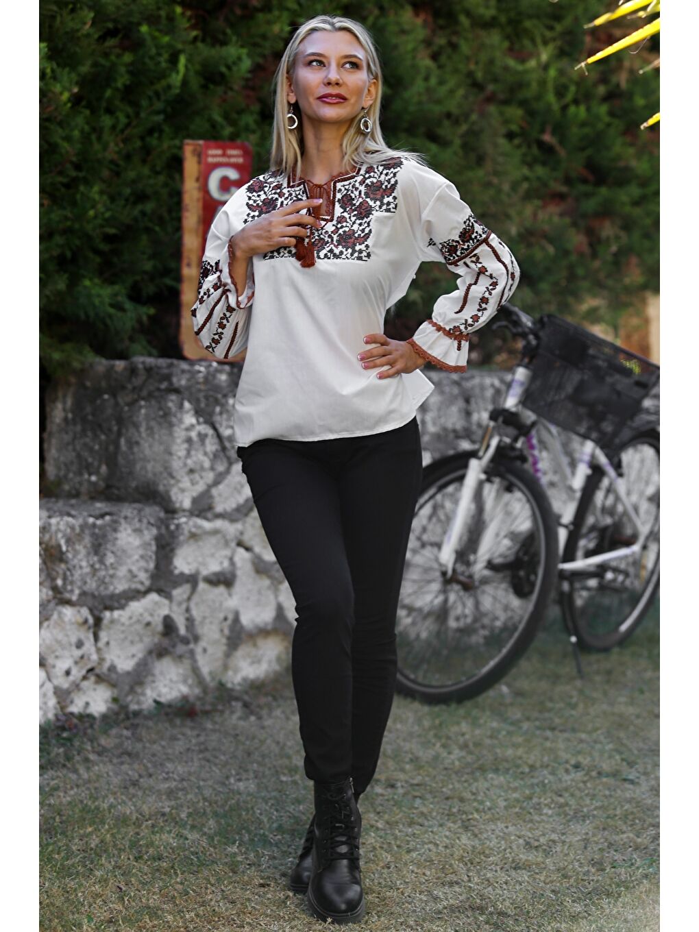 Bej Boyundan Bağlamalı Balon Kol Yaka Ve Kol Ucu Nakışlı Dokuma Casual Bluz-5