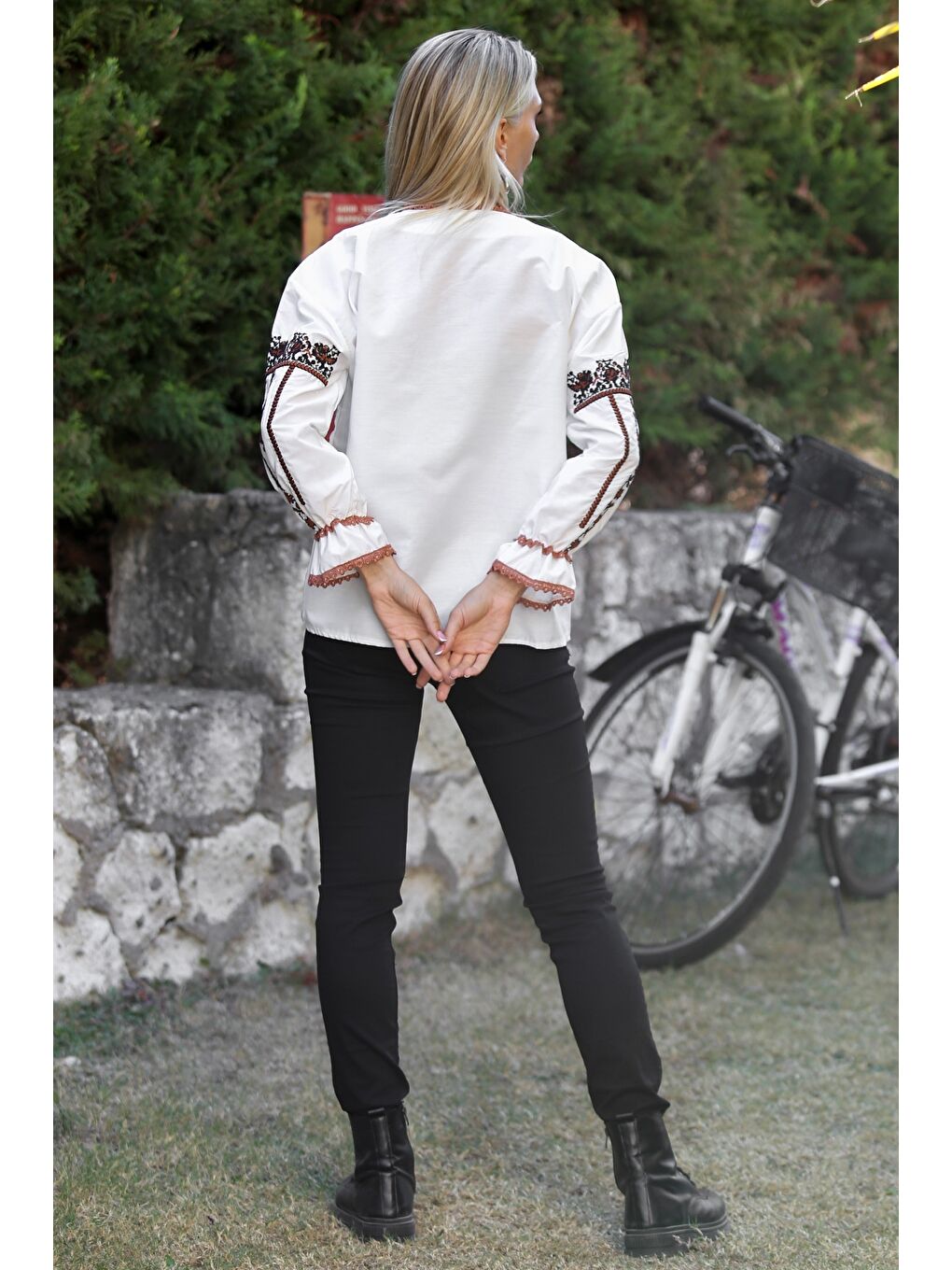 Bej Boyundan Bağlamalı Balon Kol Yaka Ve Kol Ucu Nakışlı Dokuma Casual Bluz-7