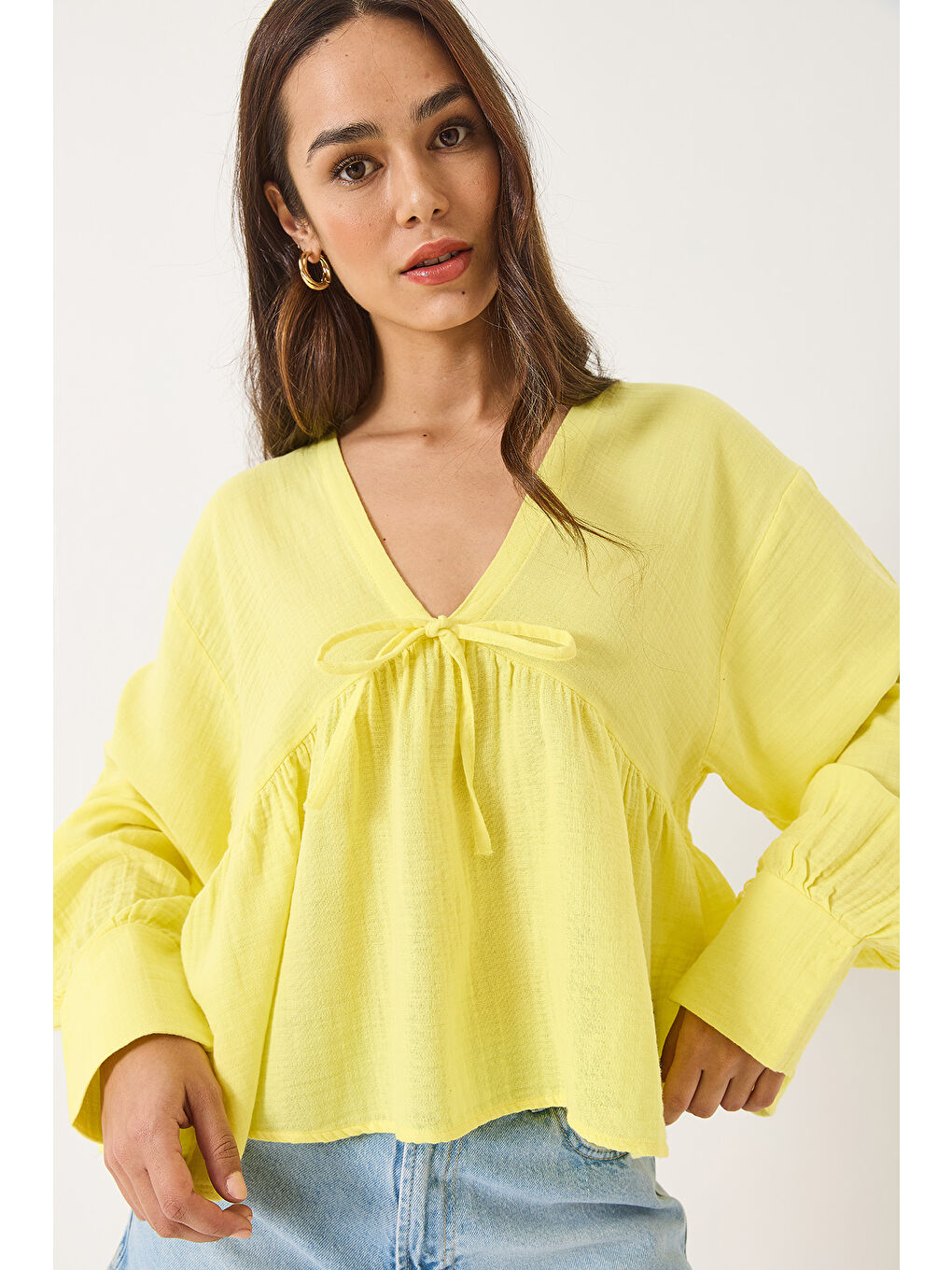 Sarı Kadın V Yaka Bağlama Detaylı Müslin Bluz-4