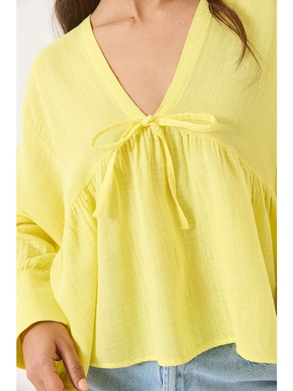 Sarı Kadın V Yaka Bağlama Detaylı Müslin Bluz-5