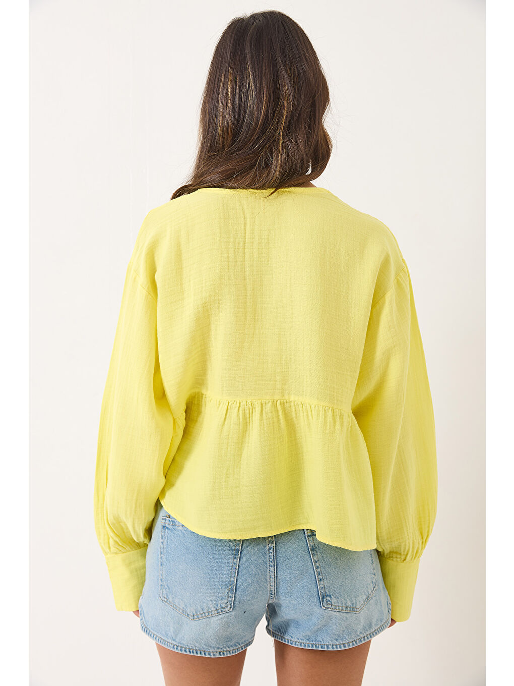 Sarı Kadın V Yaka Bağlama Detaylı Müslin Bluz-6