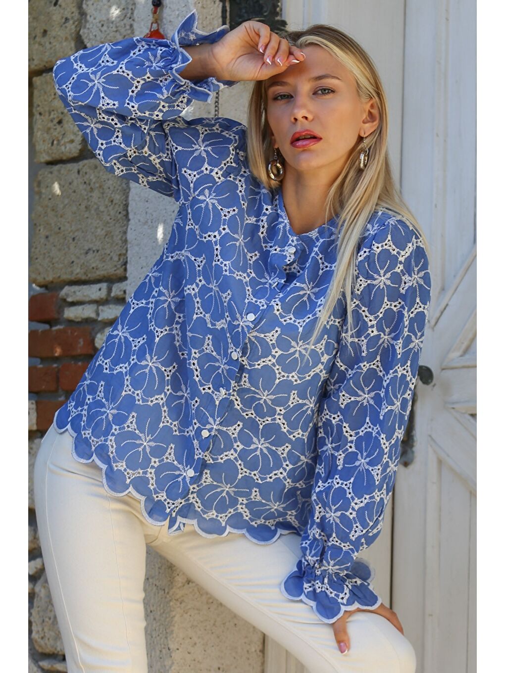 Mavi Yuvarlak Yaka Balon Kol Düğmeli Fırfırlı Dokuma Casual Bluz