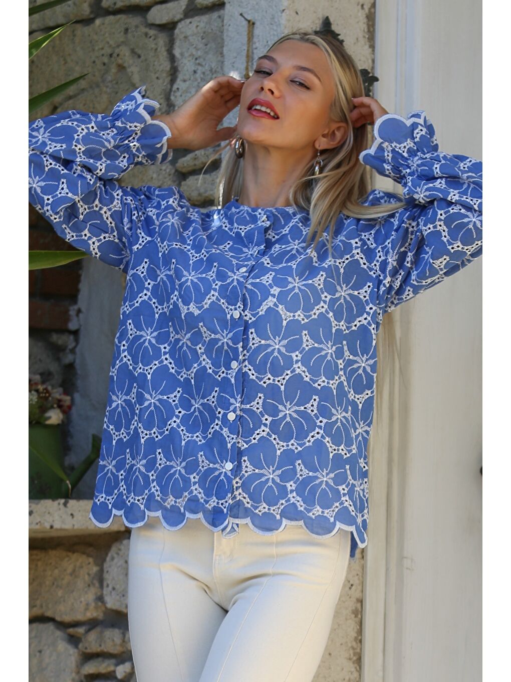Mavi Yuvarlak Yaka Balon Kol Düğmeli Fırfırlı Dokuma Casual Bluz-3