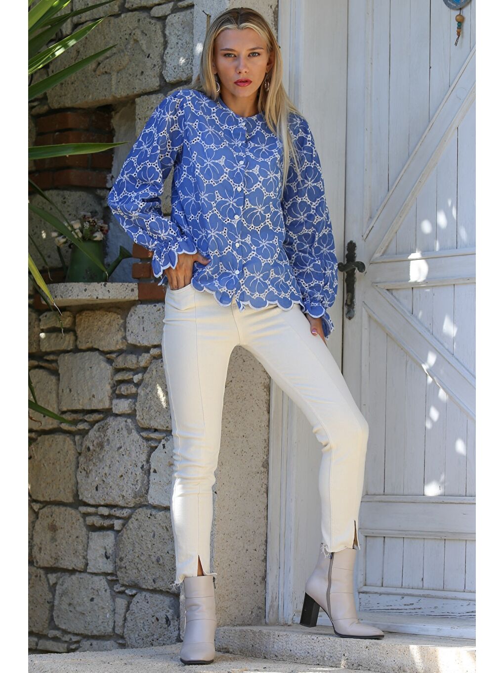 Mavi Yuvarlak Yaka Balon Kol Düğmeli Fırfırlı Dokuma Casual Bluz-5