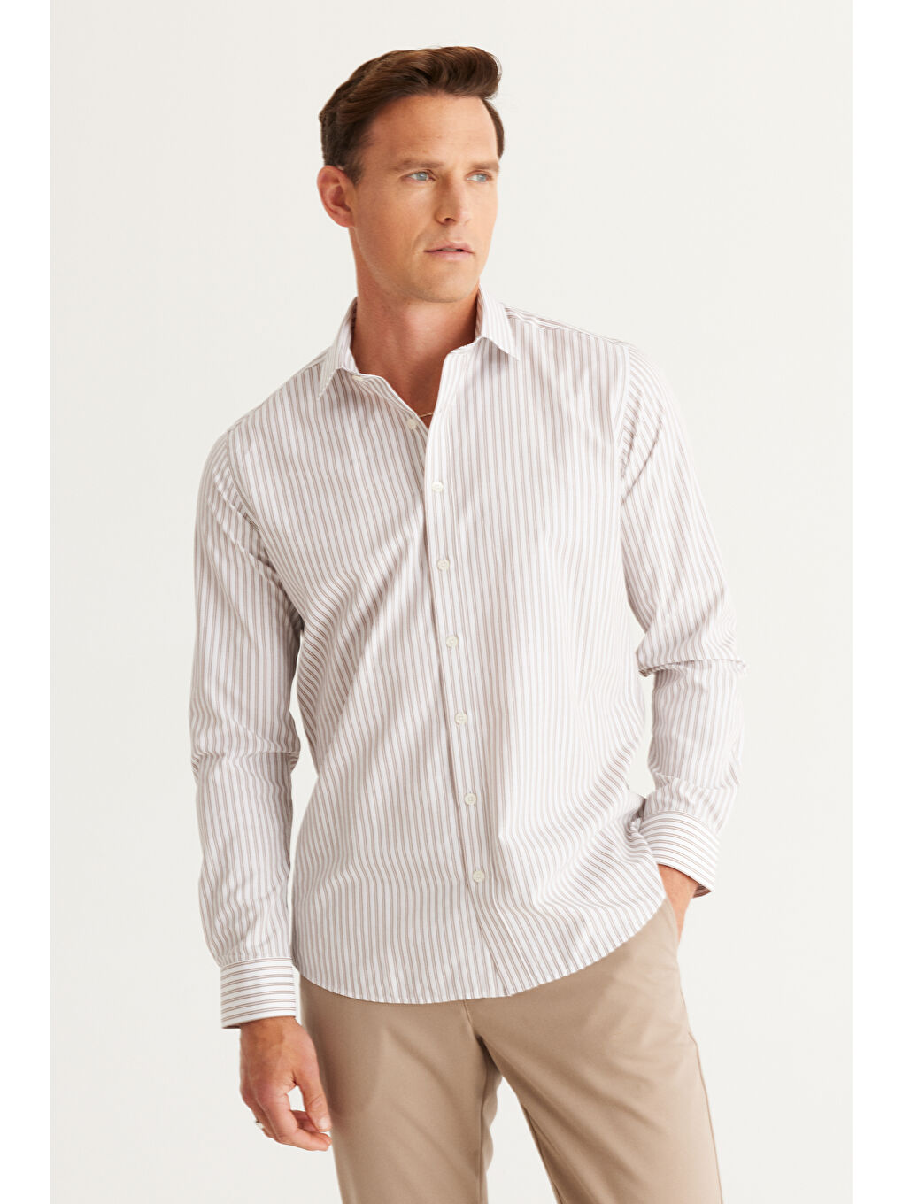 Erkek Beyaz-Kahve Slim Fit Dar Kesim Düğmeli Yaka Pamuklu Çizgili Gömlek