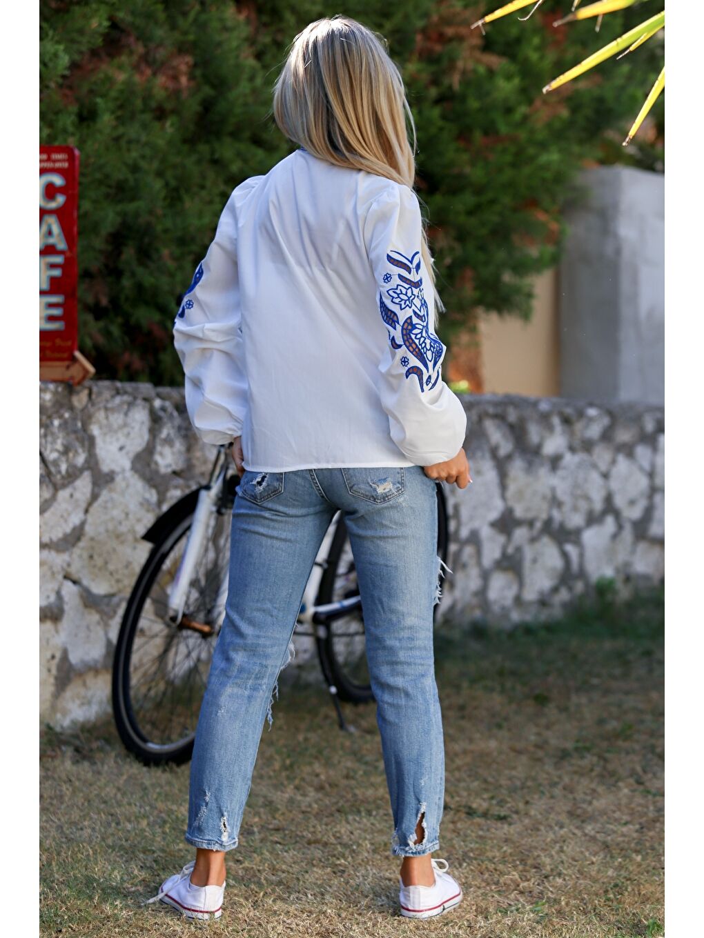 Beyaz Hakim Yaka Balon Kol Bağlamalı Yaka Ve Kol Ucu Nakışlı Dokuma Casual Bluz-1