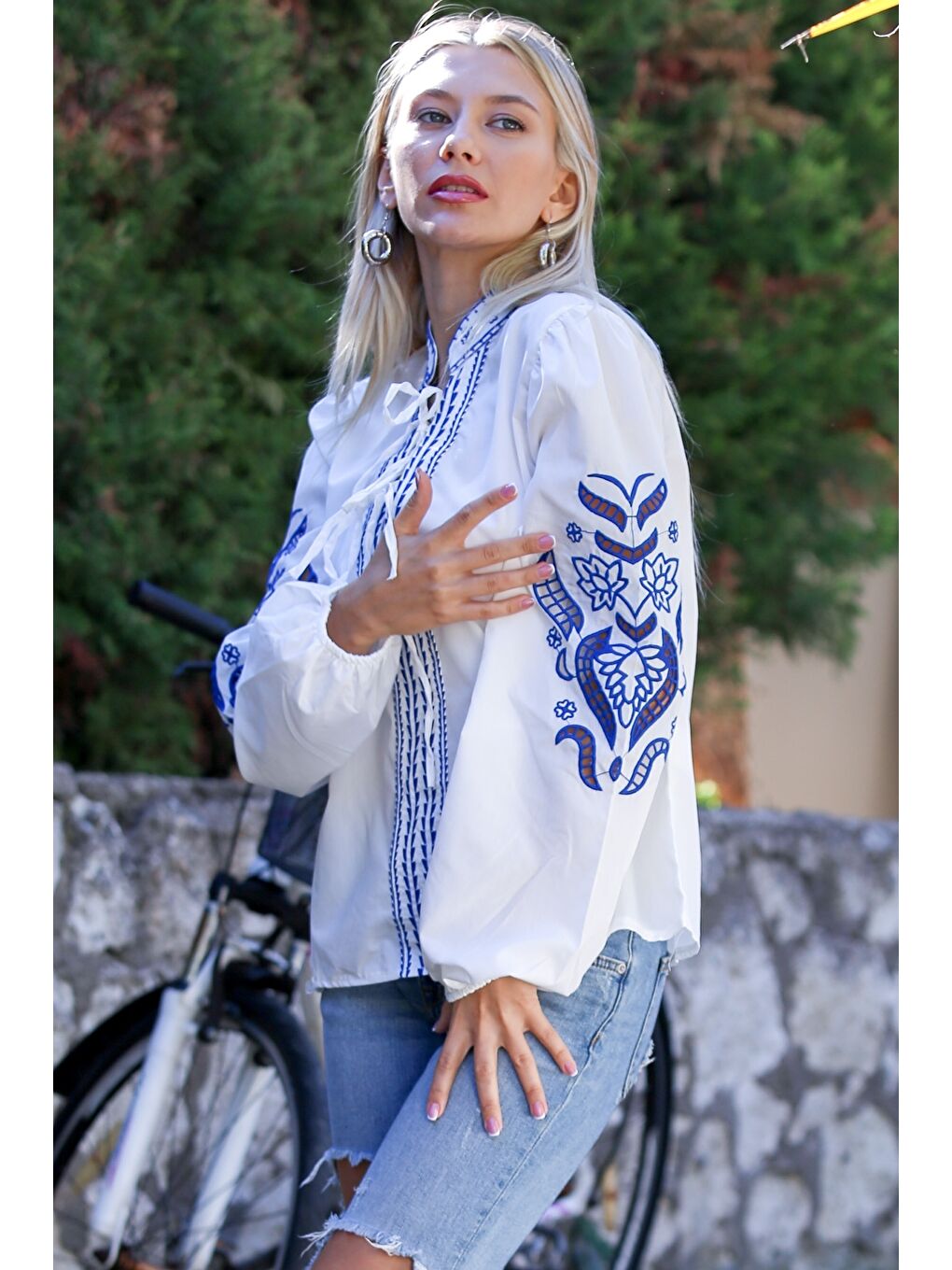 Beyaz Hakim Yaka Balon Kol Bağlamalı Yaka Ve Kol Ucu Nakışlı Dokuma Casual Bluz-2