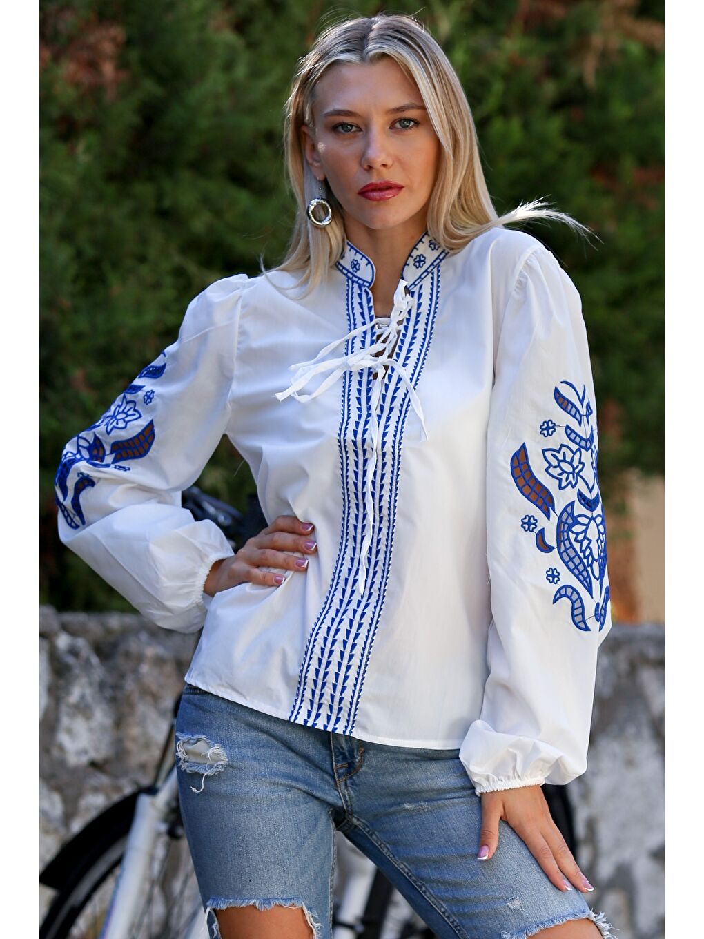 Beyaz Hakim Yaka Balon Kol Bağlamalı Yaka Ve Kol Ucu Nakışlı Dokuma Casual Bluz-3