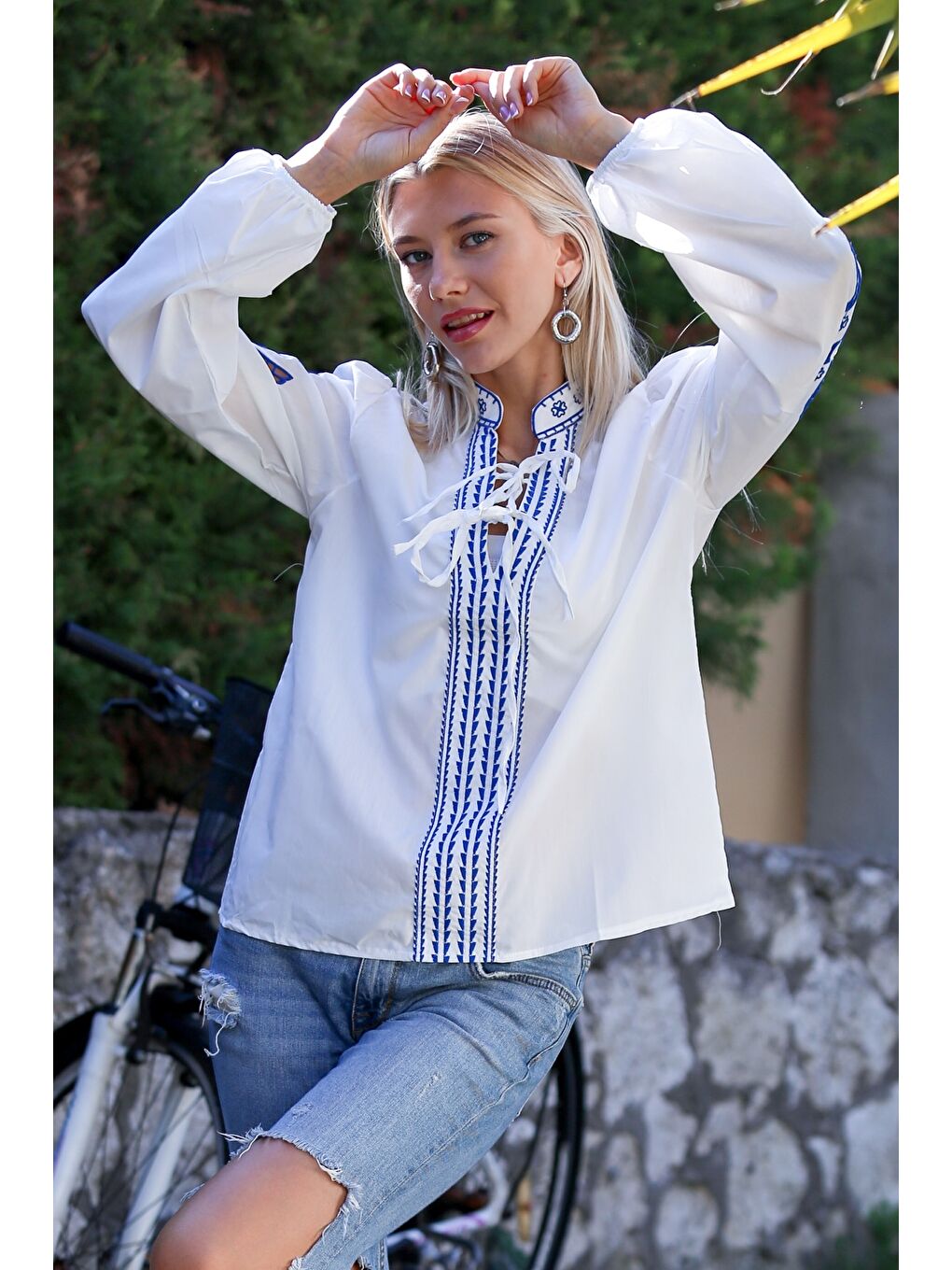 Beyaz Hakim Yaka Balon Kol Bağlamalı Yaka Ve Kol Ucu Nakışlı Dokuma Casual Bluz-4