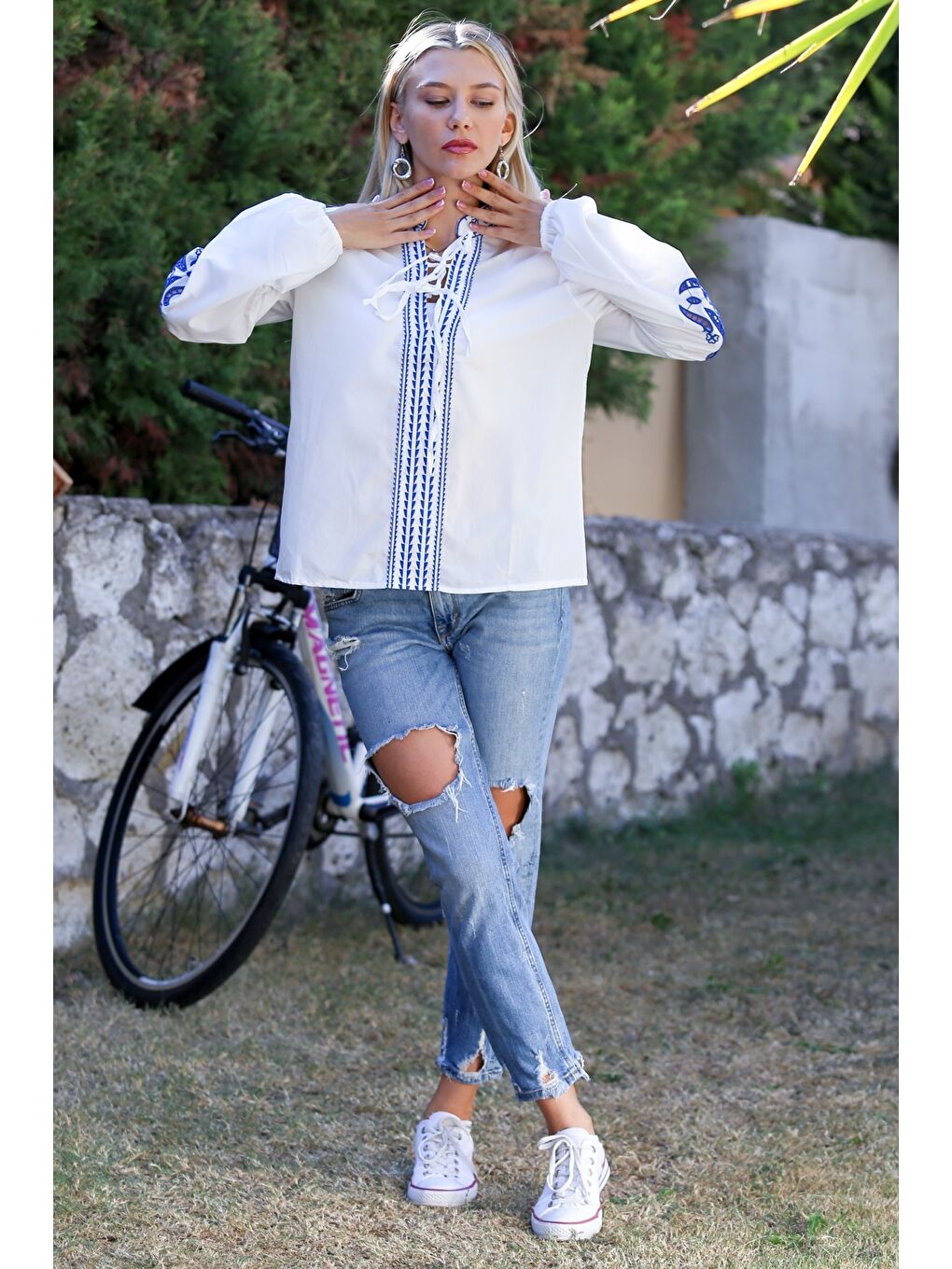 Beyaz Hakim Yaka Balon Kol Bağlamalı Yaka Ve Kol Ucu Nakışlı Dokuma Casual Bluz-5