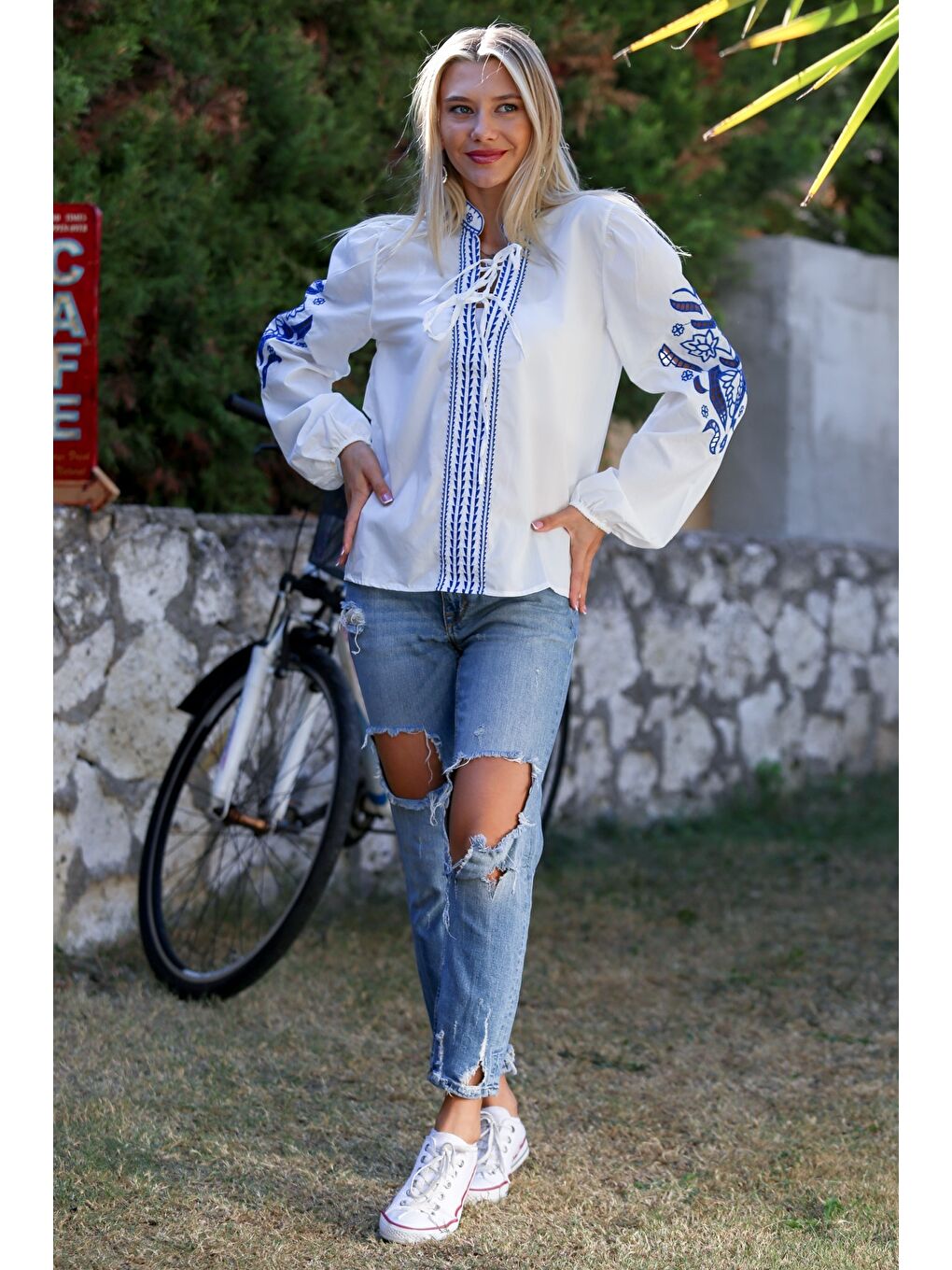 Beyaz Hakim Yaka Balon Kol Bağlamalı Yaka Ve Kol Ucu Nakışlı Dokuma Casual Bluz-6