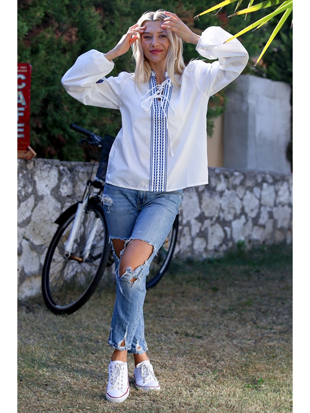 Beyaz Hakim Yaka Balon Kol Bağlamalı Yaka Ve Kol Ucu Nakışlı Dokuma Casual Bluz-7