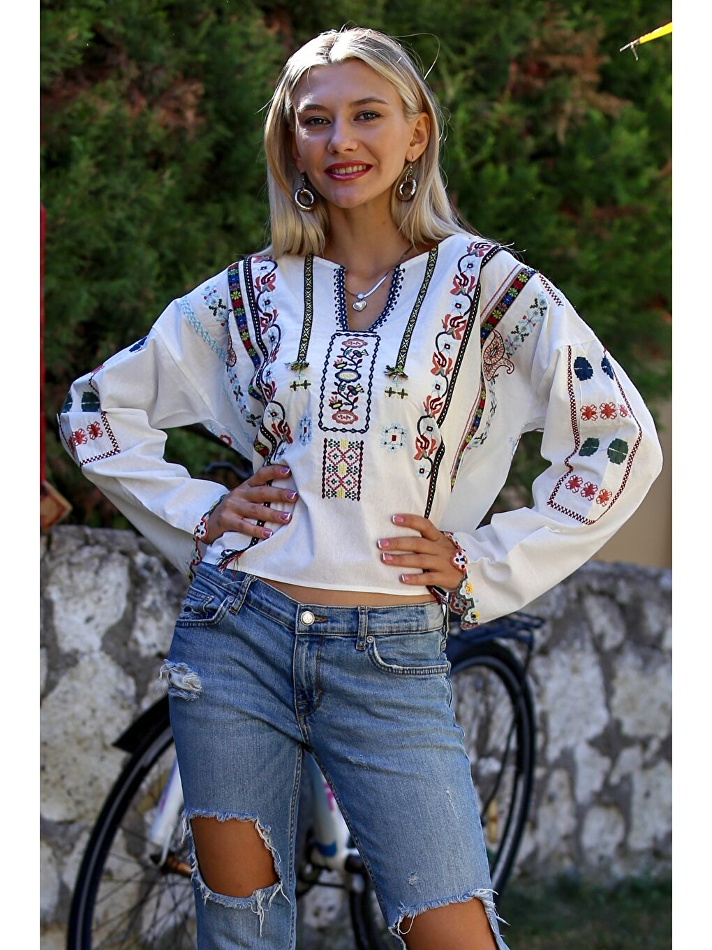 Ekru Alttan Britli Yaka Uzun Kol Yaka Ve Kol Ucu Nakışlı Dokuma Casual Bluz