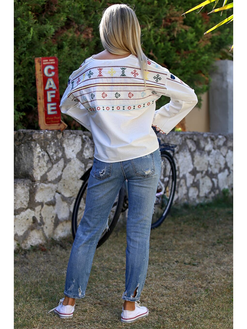 Ekru Alttan Britli Yaka Uzun Kol Yaka Ve Kol Ucu Nakışlı Dokuma Casual Bluz-1