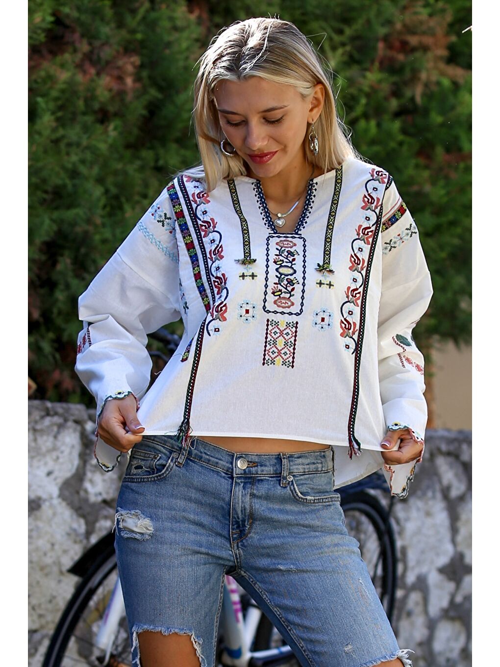 Ekru Alttan Britli Yaka Uzun Kol Yaka Ve Kol Ucu Nakışlı Dokuma Casual Bluz-2