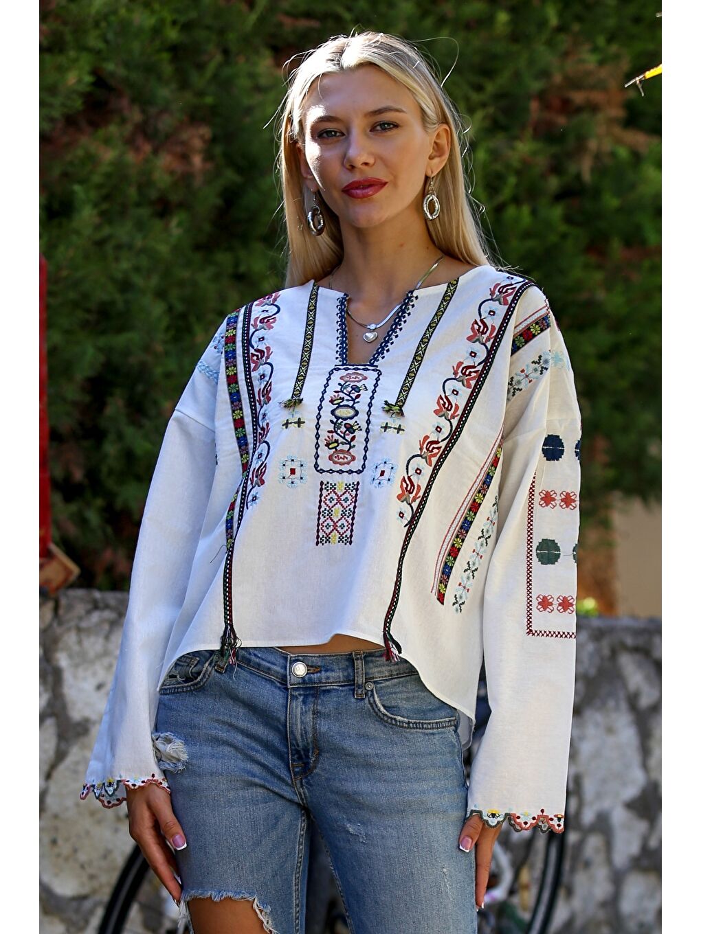 Ekru Alttan Britli Yaka Uzun Kol Yaka Ve Kol Ucu Nakışlı Dokuma Casual Bluz-4