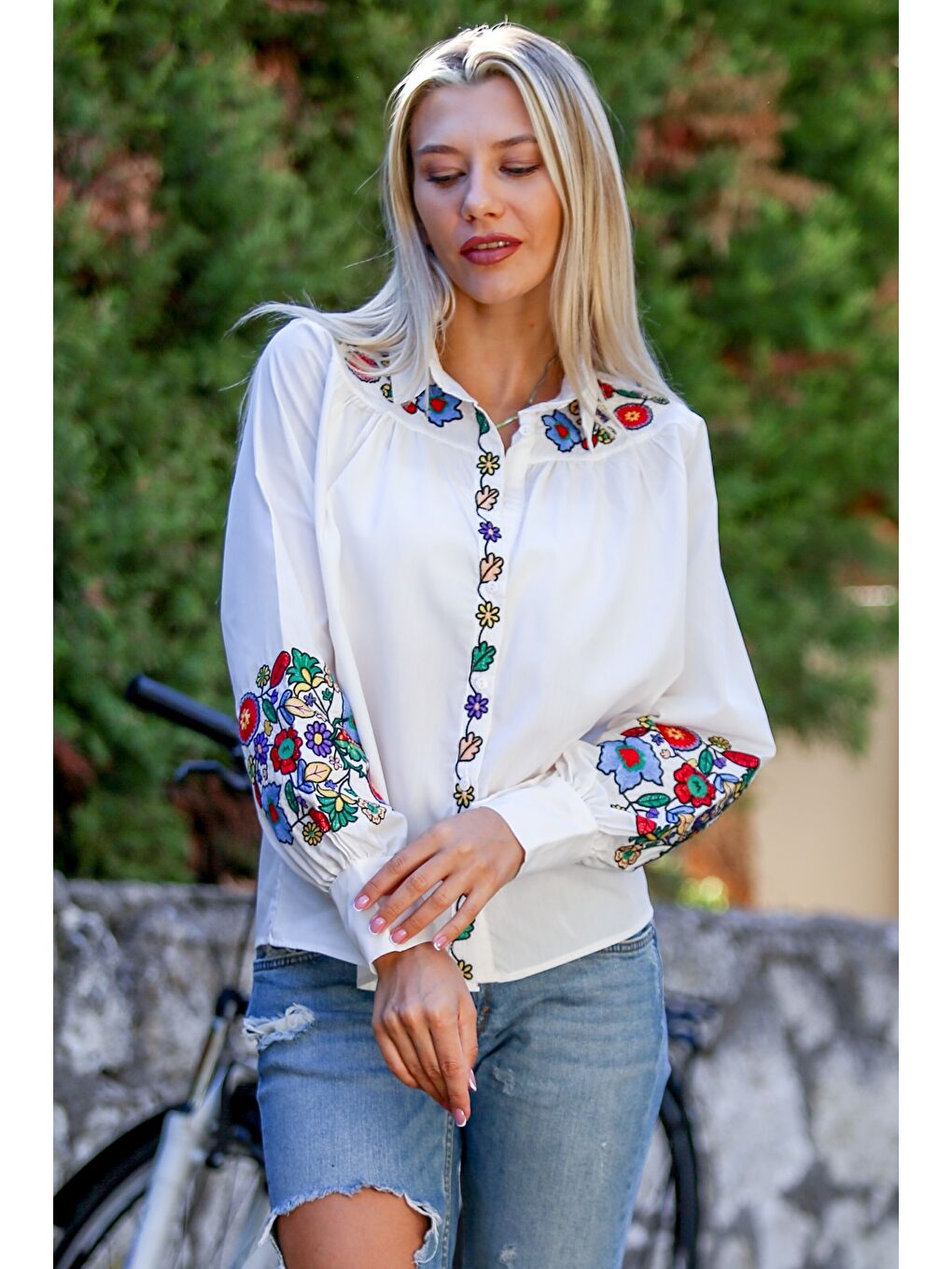 Beyaz Gömlek Yaka Balon Kol Yaka Ve Kol Ucu Nakışlı Dokuma Casual Bluz