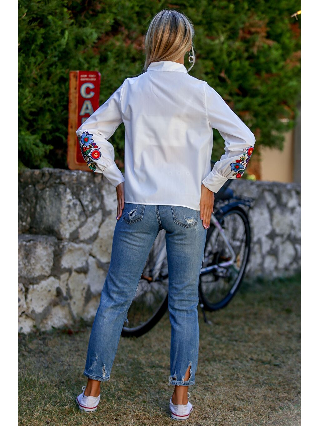 Beyaz Gömlek Yaka Balon Kol Yaka Ve Kol Ucu Nakışlı Dokuma Casual Bluz-1